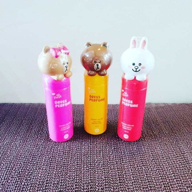 홈즈 라인프렌즈 드레스퍼퓸을 아시나요?

귀여운 라인프렌즈 캐릭터로 무장한
섬유스프레이.
인싸템이 될 듯한 귀여운 캐릭터는 소장각이지요♡

세련되고 쿨한 <브라운시크>
화사하고 생기있는 <코니핑크>
포근하면서 순수한향 <초코베베>

3가지 향이 있어서 그날 기분에 따라 골라쓰는
재미가 있는 패브릭스프레이
침구정리시~
옷에 땀냄새제거시~사용해보세요. <본 후기는 애경 서포터즈 AKLOVER 에서
제품을 지원받아,직접 사용해보고 작성하였습니다.> #애경 #AKLOVER #홈즈에어후레쉬 #라인프렌즈
#드레스퍼퓸 #섬유스프레이 #인싸템 #냄새제거 #패브릭스프레이 #인테리어소품