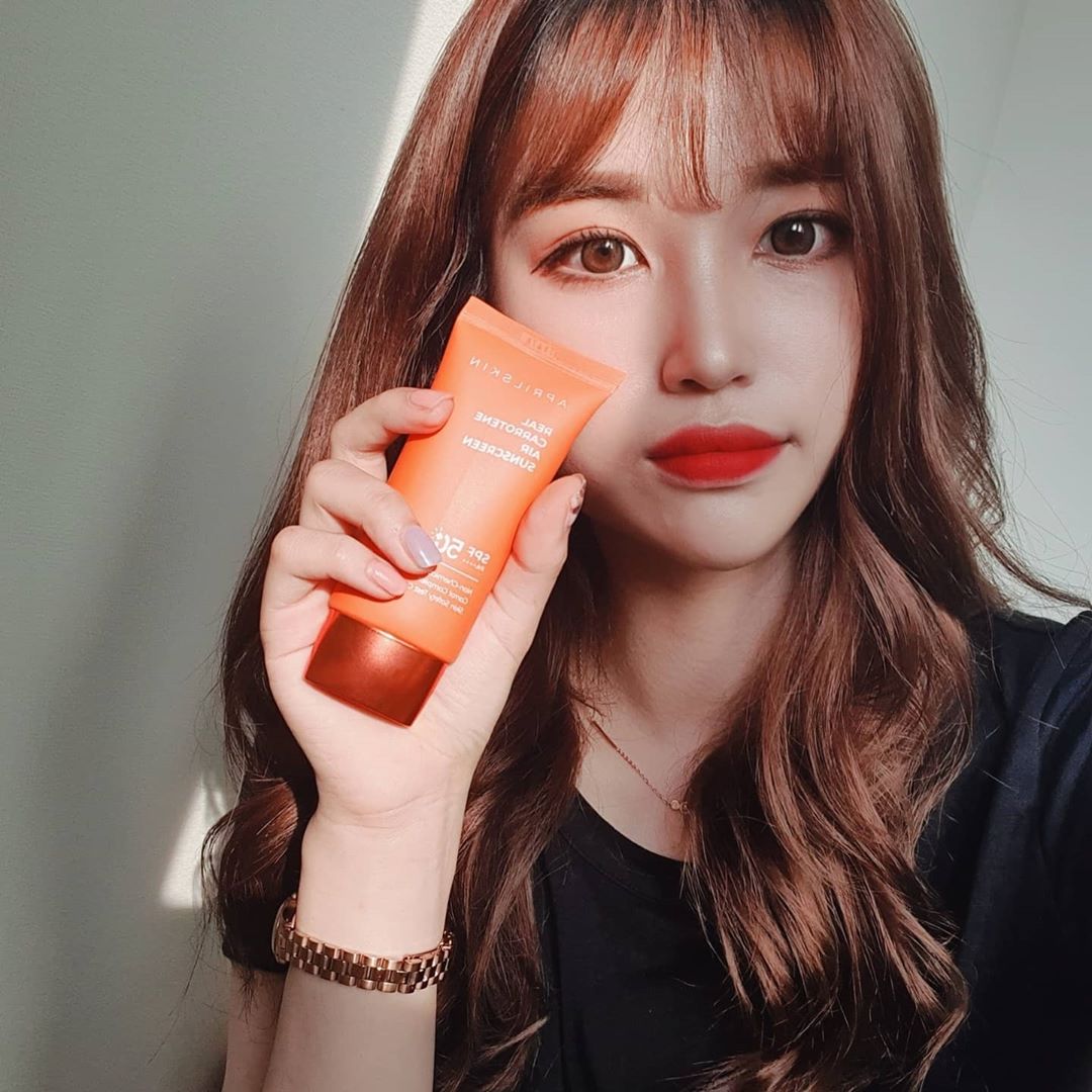 아02ෆ on Instagram: “✔리얼 캐로틴 에어 선크림⠀ ⠀ 아니 이 촉촉함 어쩔거야 ;⠀ ⠀ 근데 다 바르고 나면 완전 뽀송함ㅠㅋㅋㅋ⠀ ⠀ 원래 선크림 끈적한게 싫어서 안바르고 다녔는데 이건