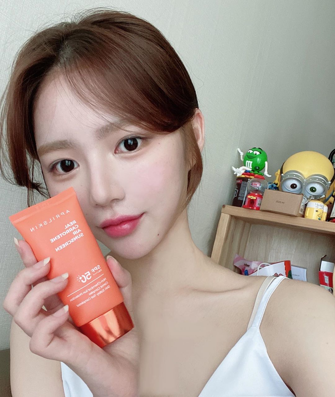 유갱 on Instagram: “👍리얼 캐로틴 에어 선크림👍 저자극 테스트를 완료한 100% 순한 무기자차 선크림이라 저같은 민감성도 안심하고 사용합니당 워터리 포뮬러 제형🤭 바를 때 수분이 터져