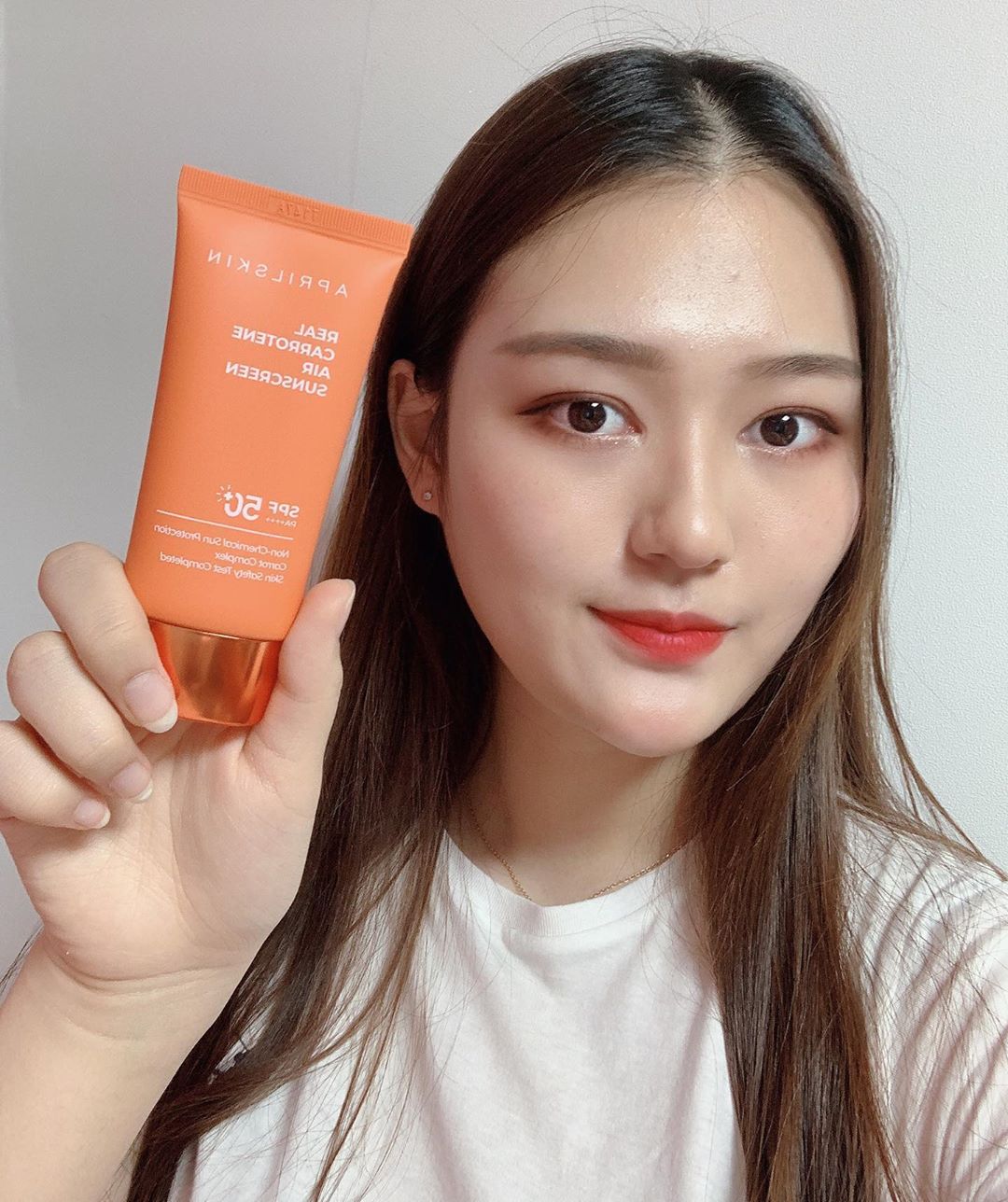 채히 ෆ on Instagram: “🥕에이프린스킨 리얼 캐로틴 에어 선크림🥕 - ▪️워터리 포뮬러 제형으로 무기