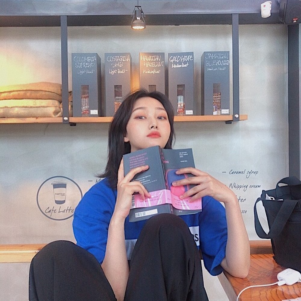 림 on Instagram: “나를 제일 사랑해야한다는 생각을 항상 가지고있는데 여전히 어려운 일이라 이 책을 읽으면서 다시 한번 다짐을 해봅니다🌥자존감이 낮은 나에게 큰 도움이 된 책들