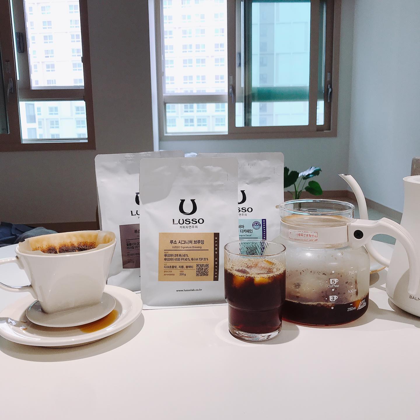 루소 로스팅원두 3종세트

매주화요일마다 로스팅하는 루소(LUSSO)만의 신선한 원두!

1. 루소 시그니처 브루잉 200g (14.0)
에티오피아 코케 허니 40%, 에티오피타 시다모 구지 40%, 케냐 AA TOP 20%의 황금비율로 드립커피를 내려먹는 사람에게는 균형감 있는 향과 산미가 매력적이랍니다!

2. 콜롬비아 안티오키아 디카페인 200g (16.0)
커피는 마시고 싶은데 카페인이 걱정되는 날에 루소 디카페인 커피 한잔이라면 언제라도 힐링타임이랍니다!

3. 루소 에스프레션 200g (12.0)
라떼러버라면 선택해야하는 루소 에스프레션 원두는 묵직하고 단단한 바디감으로 고소한 우유와 잘 어우러진답니다!

저는 세가지 모두 필터커피로 즐겼지만 조만간 전자동에스프레소머신으로 즐기는 리뷰도 곧 할게요!