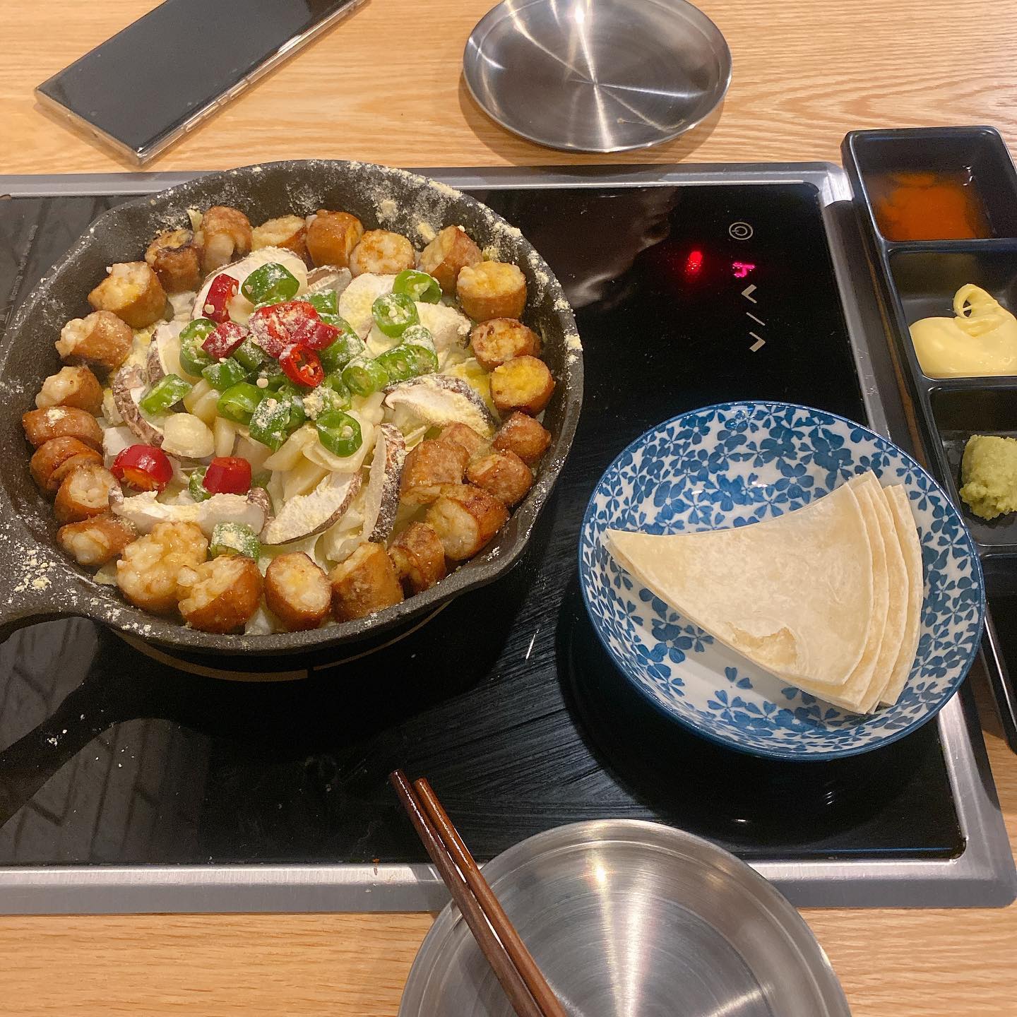 신사역 부근에 위치한 #주소창
.
.
요즘 대창매력에 빠져서 찾아다닌 대창맛집
.
또띠아에 네가지 소스는 기호대로 넣고 대창 표고와 함께 먹으면 세상 다 가진 기분 😊
.
.
생방송투데이랑 테이스티로드에 나온만큼 맛이 보장된 곳
.
돈코츠라멘도 너무 맛있었고 다음주부터 떡볶이도 나온다고 하니 딱 대창의 느끼함을 떡볶이가 잡아주니 더 맛있을거같다
.
.
.

#주소창 #주군의소대창 #가로수길맛집 #신사동맛집 #신사역맛집 #강남맛집 #대창 #라멘 #떡볶이 #부대찌개 #꿀방울이 #데이트 #가로수길점심 #가로수길술집 #가로수길모임