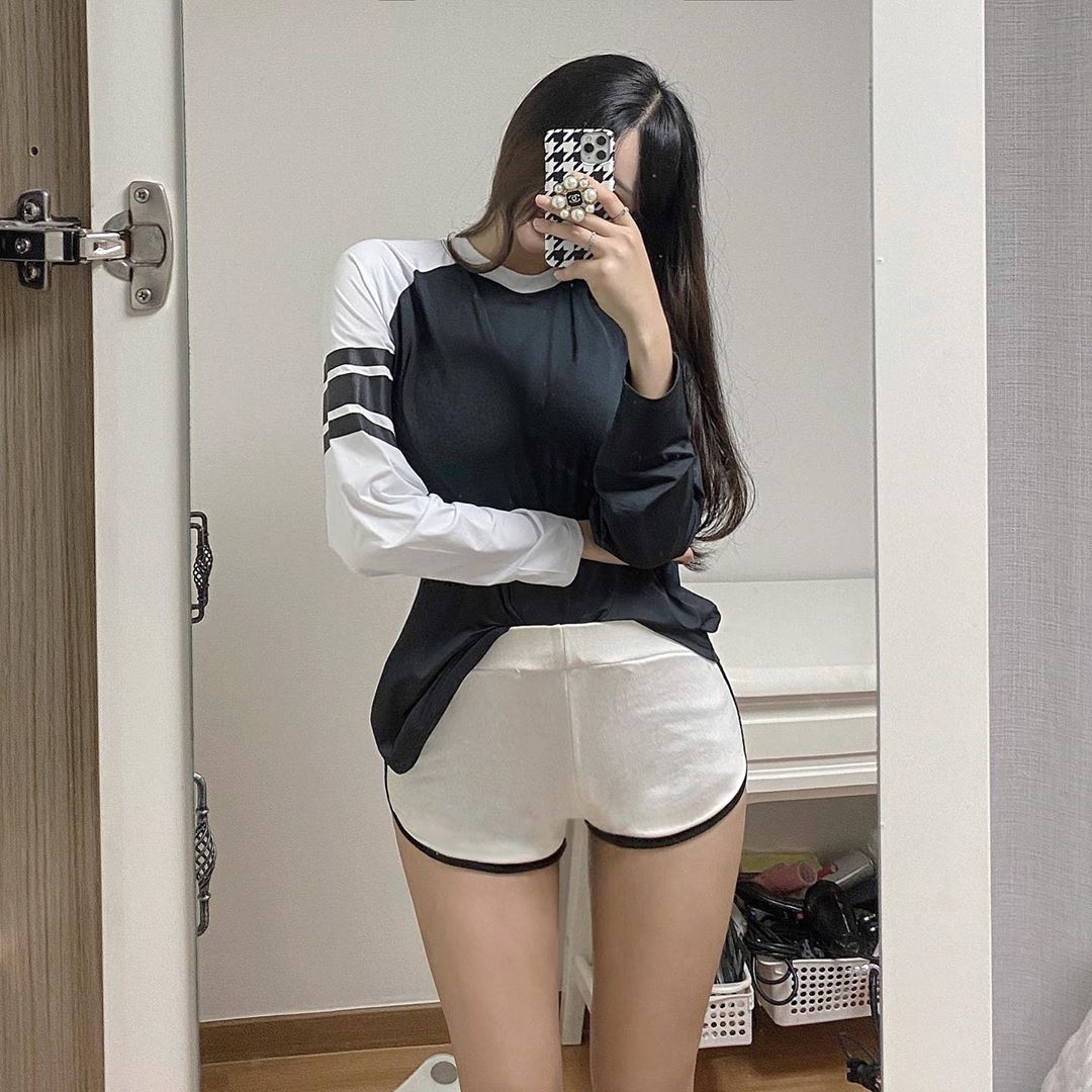 예지(yezi) on Instagram: “살찐자인 예찌도 편하게 입을 수 있는 HMUS 오버핏 래쉬가드🖤 . . #HMUS #HMUS래쉬가드 #