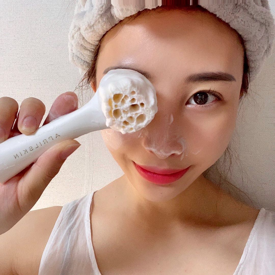 ᴊᴊɪɴɪ➋➒ on Instagram: “#에이프릴스킨 #리얼캐롯아크네폼클렌저 - 얼굴의 모공, 블랙헤드, 각질 때문에 스트레스 받고, 화장할 때도 뭔가 들떠있는 느낌이다 하는 사람은 바로 🤚 ... . #