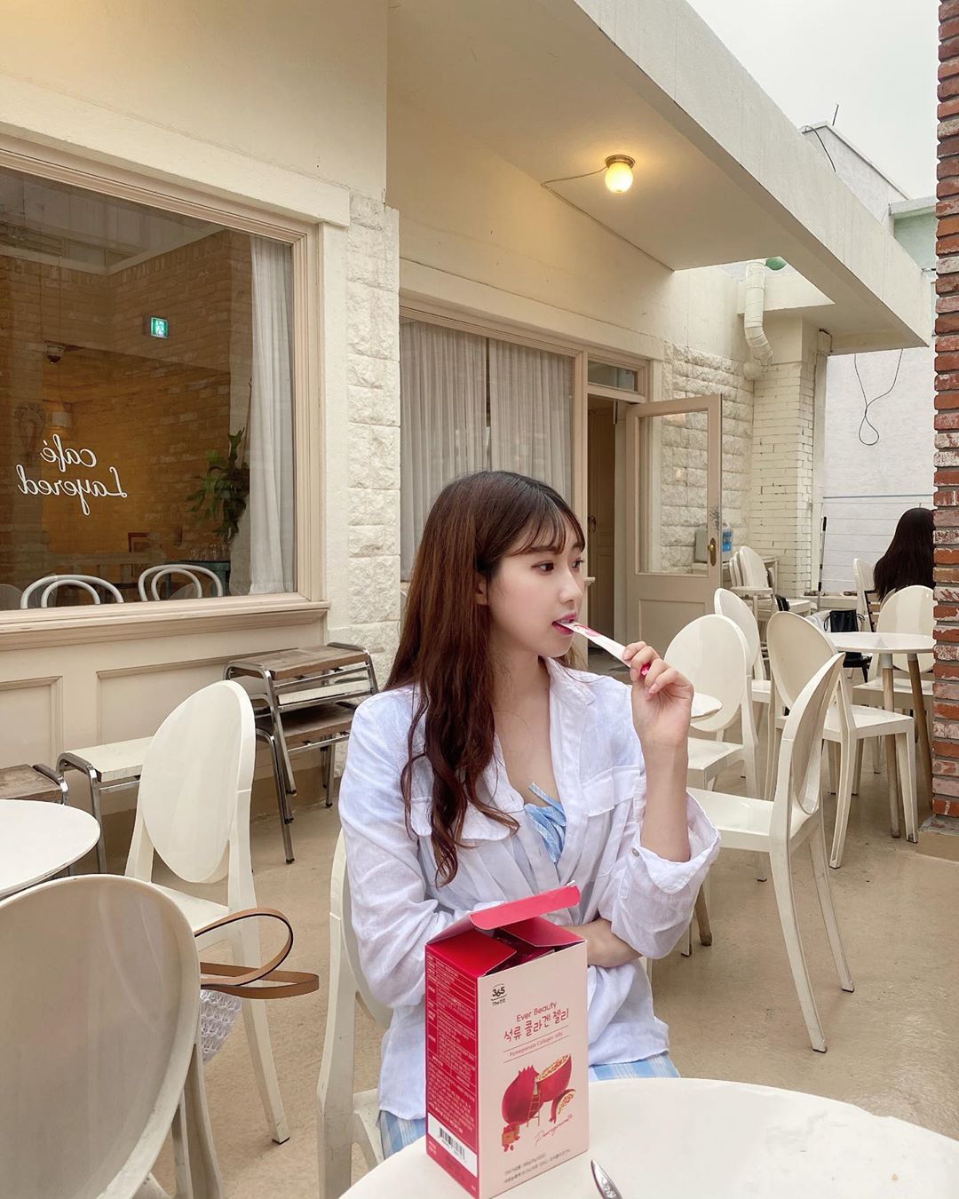 시원 on Instagram: “석류가 한포에 1.2개나 들어있다는 건강젤리 🤍✨ 피부 건강에 엄청 좋다는데 맛있기까지 🤤♥️ . . #에버뷰티 석류콜라겐젤리 #석류콜라겐젤리스틱 #석류콜라겐