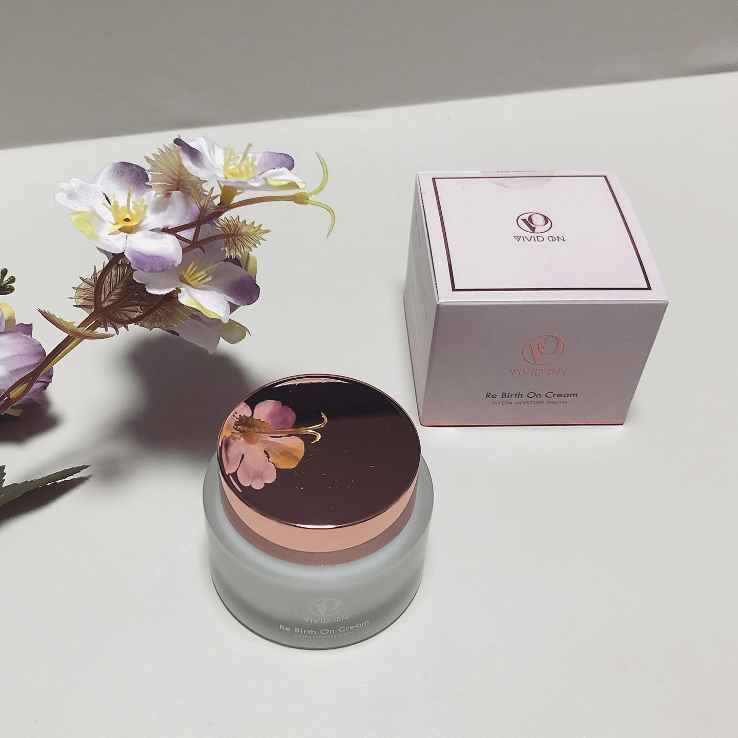 vividon_cosmetic 
_
여름이라 스킨케어를 가볍게 사용하고싶은데 기능성은 포기 못해서 요즘 사용하는 #비비드온 #리벌스온크림 🤨
_
#수분크림 이지만 미백주름 2중 기능성이면서
#끈적이지않는크림 이라 올여름 #인생템 이에요 👏
_
속건조한 피부에 #속당김해결 해주는 #크림 이에요 
유해성분도 없어서 안심하고 사용 가능해요 🙂💦
_
저녁에 듬뿍 발라주고 자면 다음날 피부결이 정돈 된게 느껴지면서 피부톤이 한톤 밝아져요 !!✨
_
_
_
_
#비비드온리벌스온크림 #크림추천 #수분크림추천 #촉촉한크림 #속당김크림 #추천템 #제품협찬 #ad