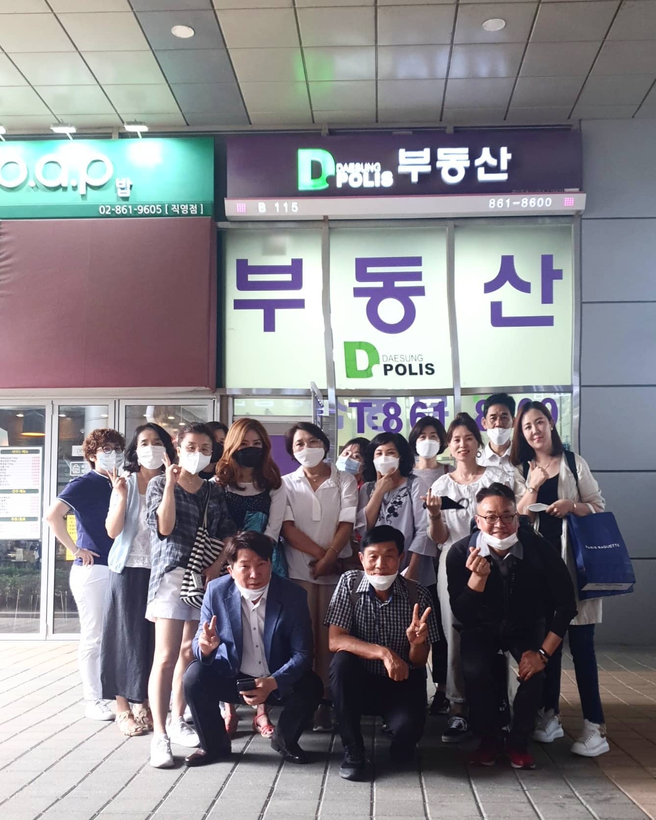 오후3시 가산디지털단지 지식산업센터에 계시는 
조성자 교수님께서 진행해주신 
부동산 임장을 시작으로~~~ 저녁 7시부터 3시간 넘게 진행된 이진호교수님의 
6.17부동산정책 파헤치기 특강까지.

우리 랜드프로 강주반 식구들과 알차게 
하루를 꽉 채우고 집으로 가는 버스안.😴 피곤쓰 ㅎ

이제 스물스물 부동산 보는 안목이 생기니 재미가 있구먼^^ #공인중개사 
#랜드프로rsa 
#랜드프로
#가산디지털단지
#지식산업센터
#부동산정책
#지역분석