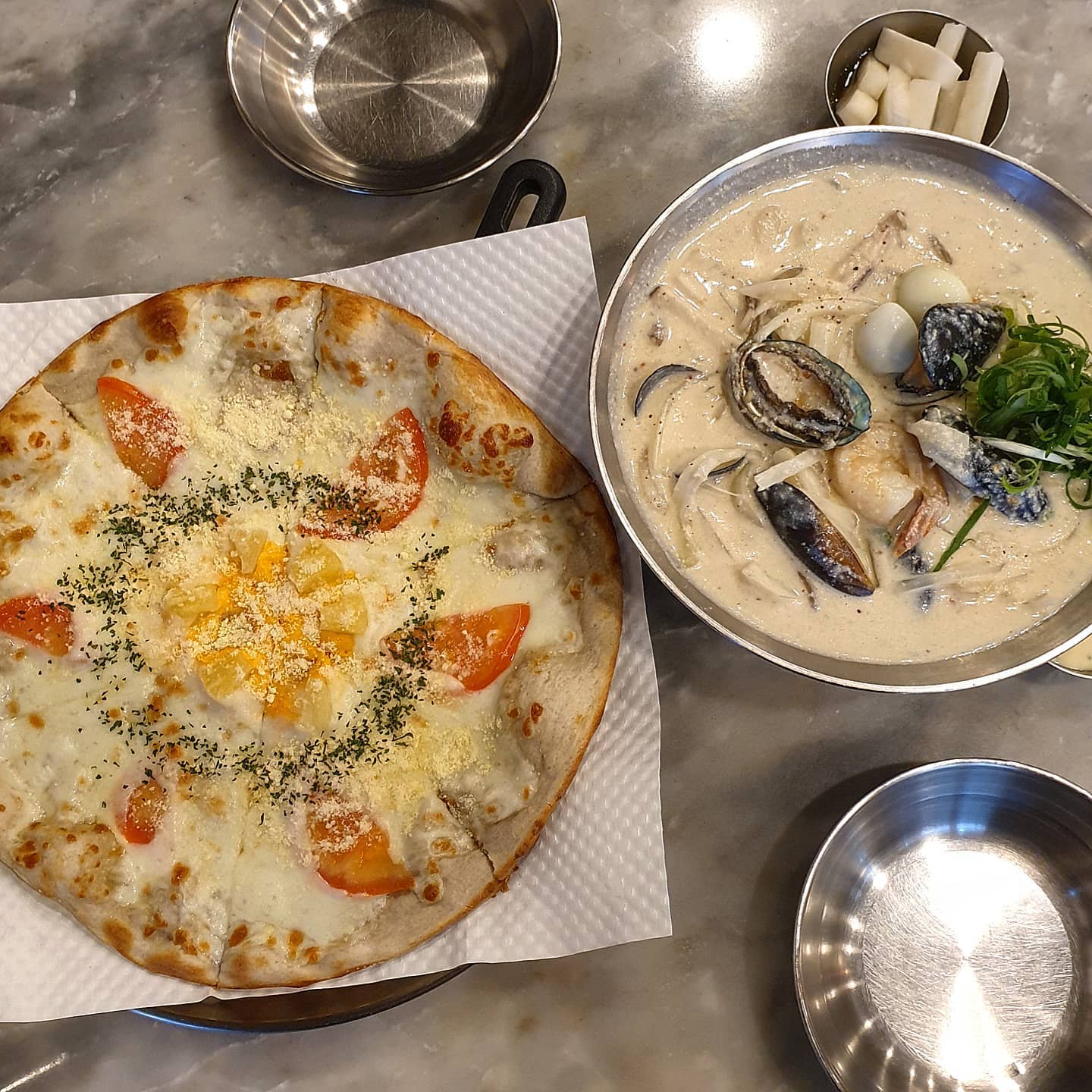 #zzuyum_제주
#아임파인제주 #제주맛집
.
피자는 맛있는데 짬뽕은 그냥저냥