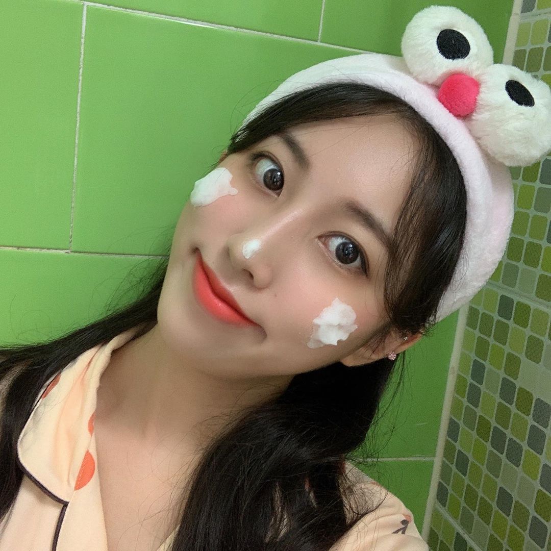 김예은 on Instagram: “@aprilskin_korea 뷰라벨 1위 [🥕캐롯 아크네 폼클렌저 & 클리닝 모공 브러쉬] 요즘 가