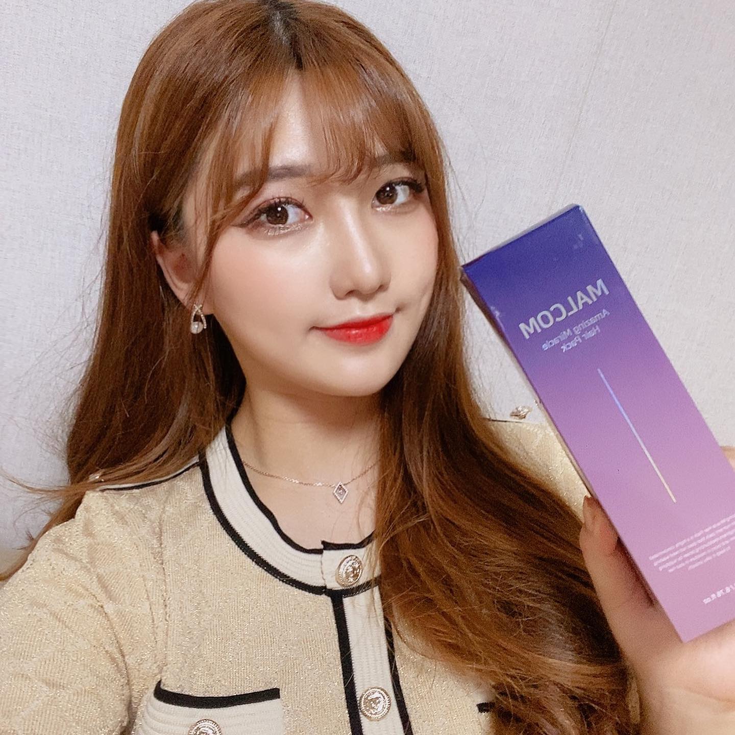 연보라 패키지로 시선을 사로잡는
씻어내지 않아도 되는 3초 헤어팩 #말콤헤어팩
.
튜브형태로 넉넉한 용량이 들어가 있고, 샴푸 후 바르고 건조시키면 되서 되게 간편하다
.
요즘 머릿결에 고민이 많은데 관리하기는 시간이 오래걸리는 나에게 딱 맞는 제품
.
.
. 
#말콤헤어팩 #헤어팩추천 #노워시헤어팩 #여신머릿결 #간편한헤어관리 #부드러운머릿결 #극손상헤어팩 #상한머리복구 #헤어단백질 #씻어내지않는헤어팩 #머릿결좋아지는법 #헤어마스크 #머릿결복구 #단백질헤어팩 #좋아요테러 #좋아요반사 #선팔 #맞팔 #f4f #l4l