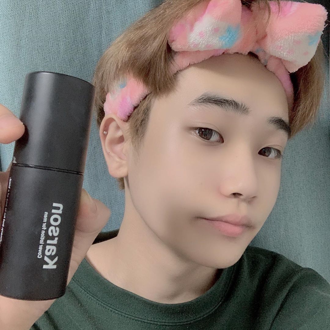 @rtqr3 on Instagram: “요즘남자들도 꾸밀줄알아야돼! #칼슨스틱형커버쿠션 #칼슨커버쿠션 #칼슨커버로션 #남자커버로션 #남자비비추천 #남친선물 #남자친구선물 #sponsored #협찬”