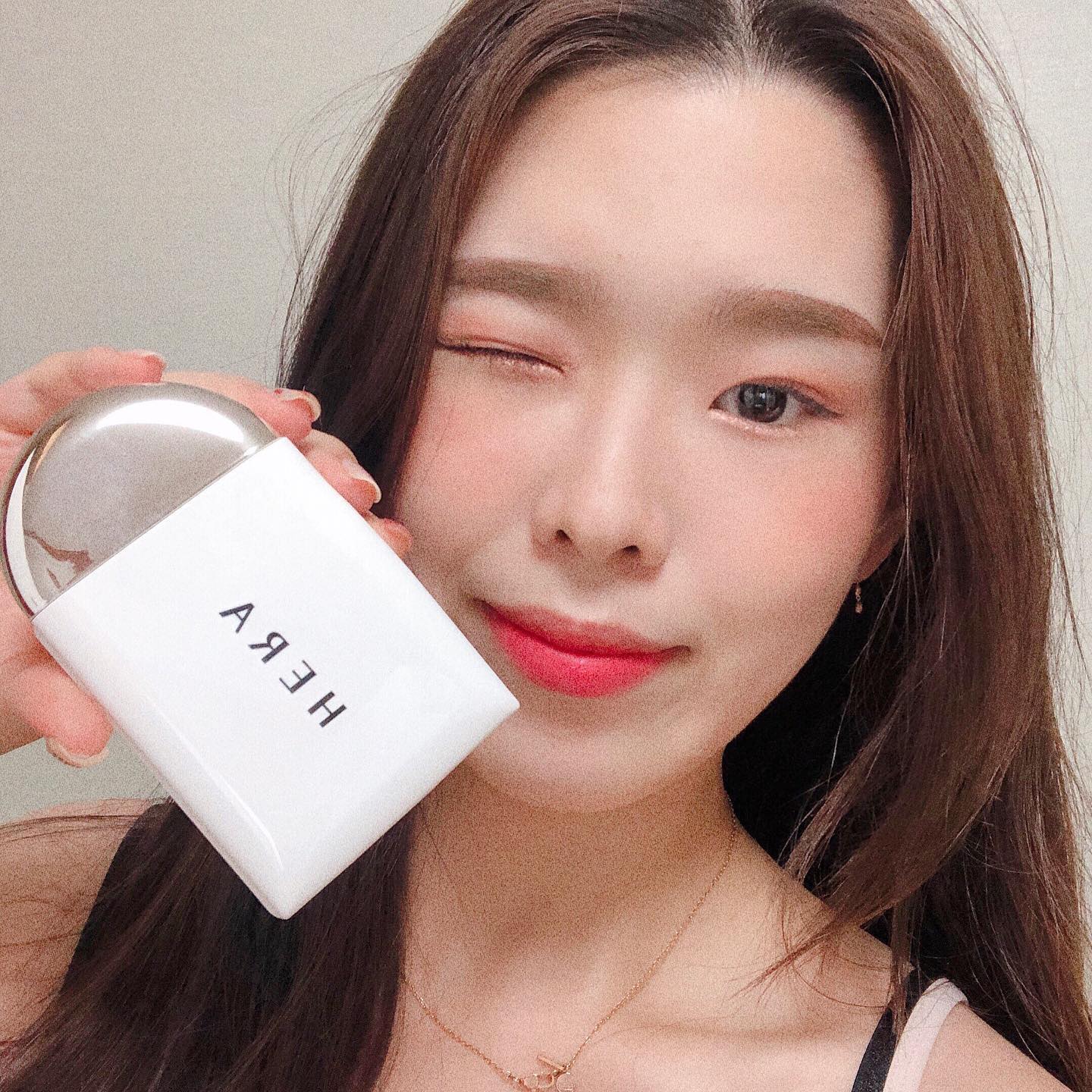 안녕하세요 여러분 ... 🍎 오랜만이죠! 반차를 쓰고 여유가 생긴 하루라 오랜만에 올려봅니다 ❤️
⠀
오늘 소개해드릴 제품은 herabeauty_official 의 #에어리블러프라이밍파우더 #아이보리브리즈 리뷰에요!
⠀
여름이기도 하고 마스크를 쓰기 때문에 파우더에 손이 정말 자주가는데, 오늘 은행 여기저기 들리고 이마에 개기름 철철 흐르는데 요놈 하나로 유분기 싸악 잡아줫어요!
⠀
전후영상보시면 진짜 대박이죠 ㅠㅠ!
⠀
원래 저렇게 기름진 곳에 파우더 올리면 덕지덕지 올라가거나 뭉치기 쉬운데 깔끔하게 잘 올라가는 제품이었어요 ... ❤️
⠀
게다가 브러쉬도 내장되어 있어서 휴대하기 쵝오 ... ❤️
⠀
이번 여름 제 최애템이 될 것 같습니다!😊
⠀
#15그래머 #헤라 #에어리블러프라이밍파우더 #hera #에어리파우더 #프라이밍파우더 #파데맥시마이져 #인생프라이머 #모공프라이머 herabeauty_official ⠀
#코덕 #코덕스타그램 #뷰티스타그램 #코덕환영 #코덕맞팔 #좋아요 #데일리 #daily #selca #selfie #selstagram #셀카 #셀피 #셀스타그램 #motd