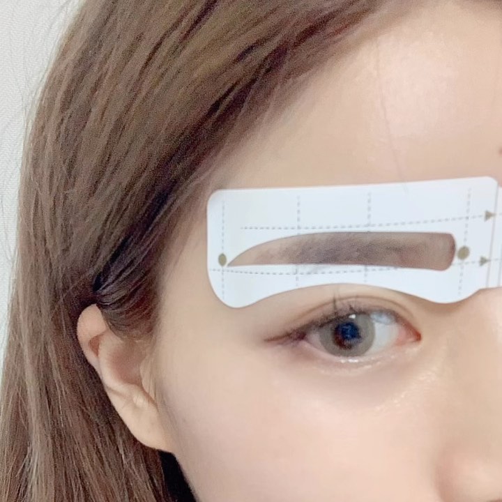 정화’s Instagram post: “#유료광고 메이크업 중 가장 많은 시간을 잡아먹는 눈썹! 눈썹 가이드만 있으면 바쁜 아침에 착 붙이고 쓱싹 그려주기만 하면 돼서 화장시간을 절반으로 줄여줌! 매번