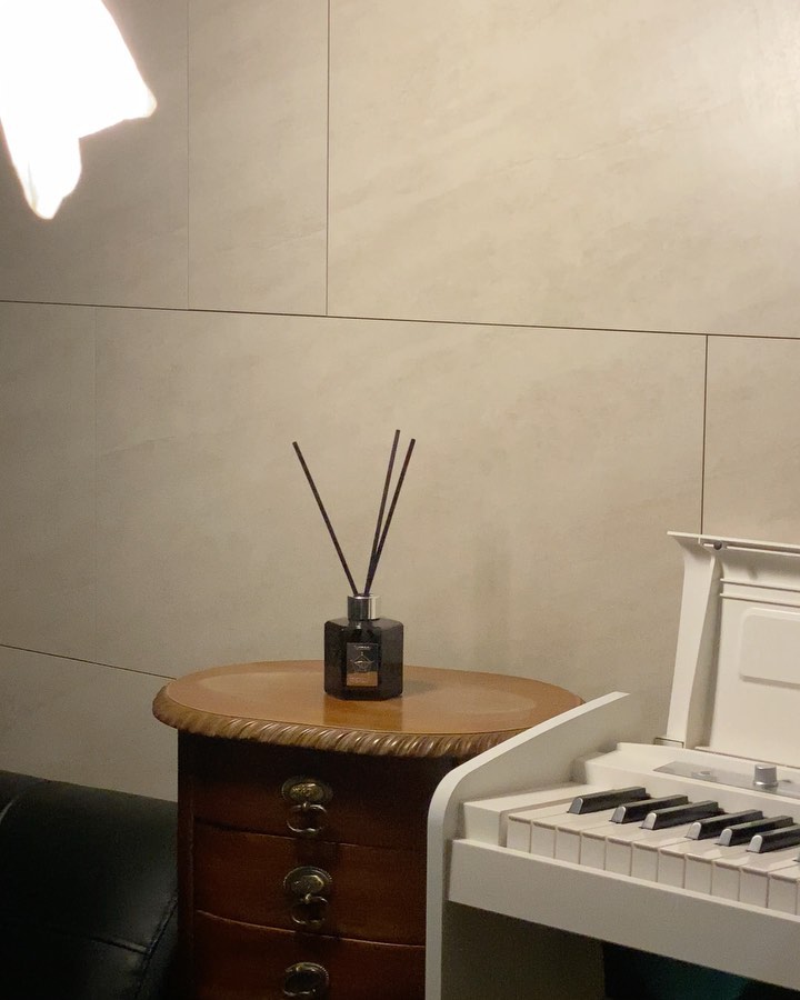 박승연 on Instagram: “#협찬 집에 들어올 때마다 빨래를 널어 놓았나? 갓 샤워를 마쳤나? 킁킁. 최소한의 외출, 집콕생활에 기분 전환으로 디퓨저의 필요성을 느끼고 있던 시기에