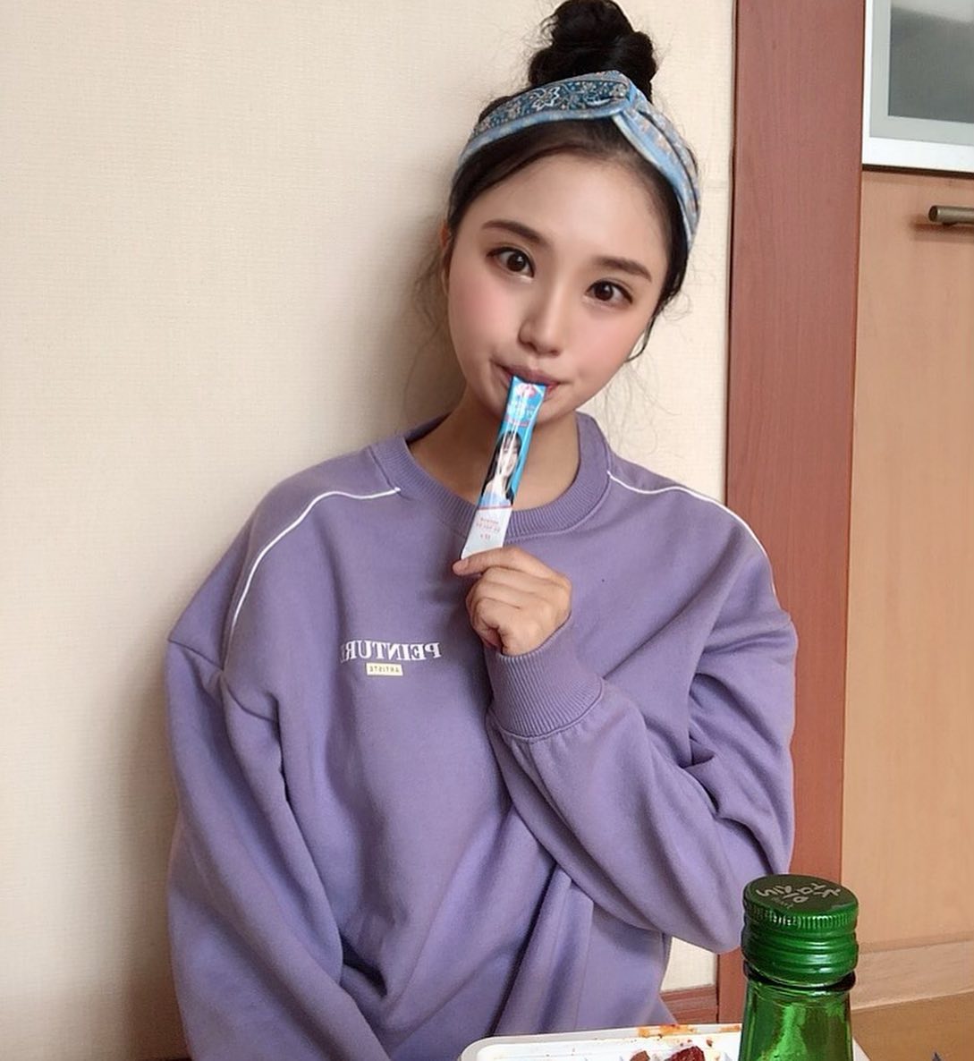 #광고 지만 술 좀 달릴때면 항상 편의점에서 사먹었던 내 인생 #숙취해소제 ㅎㅎ
코로나로 강제 집콕 중에도 한잔 하면서 건강은 챙겨야 하니깐^^! 술 먹기 전후로 간만세 챙겨 먹구 있어요
주류 회사 영업사원이 먹는 숙취해소제라는 얘기 듣고 평소에도 잘 사먹었는데 간만세 먹으면 술이 더 잘 들어가더라구요…?ㅋㅋㅋ 다음날 머리가 개운하다는 점이 넘 좋았어요ㅎㅎ
어성초,밀크씨슬 등이 들어갔고 한의원 레시피로 만들어졌다더니 어쩐지 간만세 블루 환은 살짝 한약맛이 났구요 짜먹는 간만세는 꿀이 들어가서 달달하니 맛있더라구요*^_^*
편의점이나 약국 등에서 언제든 쉽게 살 수 있는데 온라인에서는 프로모션도 많이 하니깐 이제 곧 연말인데 미리 쟁여두자구요!ㅎㅡㅎ

#간만세#설인아#혼술#만세술상#짜먹는간만세#숙취해소간만세#숙취해소#휴대간편#섭취간편#술스타그램#알코올그램#술자리필수템#방콕#집콕#나를위해#술이달다