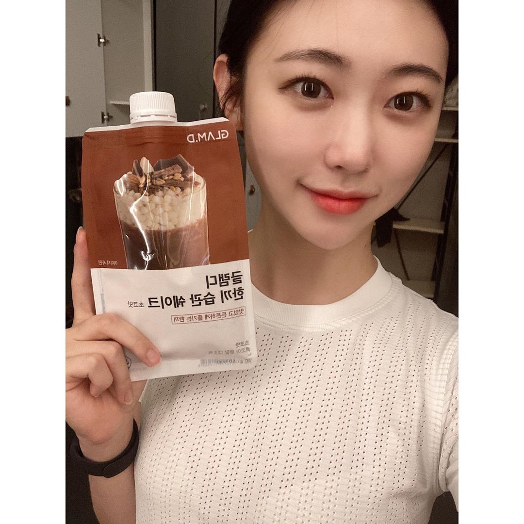 81 Likes, 3 Comments - 최지우 (@jiwoojana) on Instagram: “#제품협찬광고 물만 부어 든든하게 건강한 한끼💕 인절미맛이 제일 맛있다☺️…”