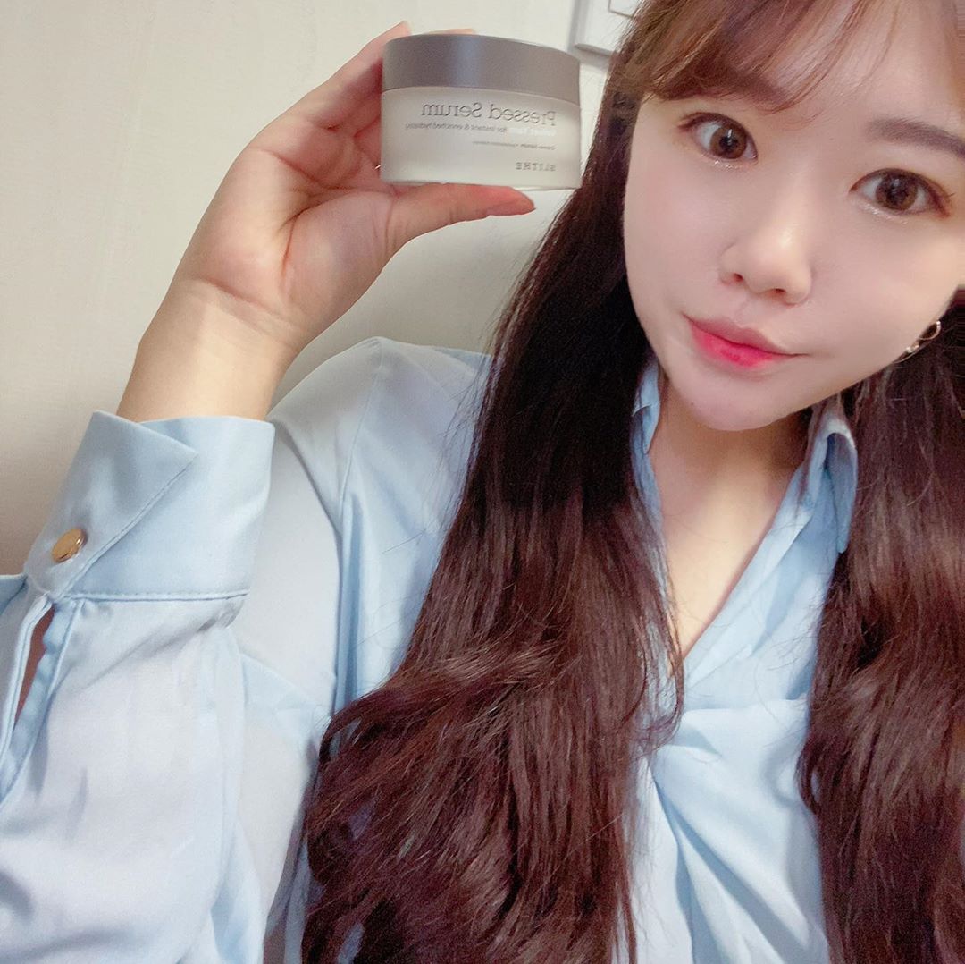 원영 ʕ•ᴥ•ʔ on Instagram: “➿겨울만 가까워지면 피부가 하도 터서 스킨로션 수분크림 고민이 심해지는데 겨울철도 스킨로션을 안바르는데 요즘 맨얼굴에도 이거만 바르고 출근