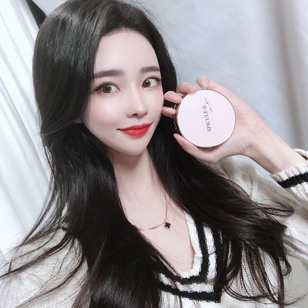 김수지 on Instagram: “요즘 얼태기와서 셀카 안찍어요..😣 하지만 좋은 제품있어서 간만에 셀카 업로드! 보통 광나는 팩트는 끈적이기 마련인데 순살팩트는 끈적임없이 부드럽게 밀