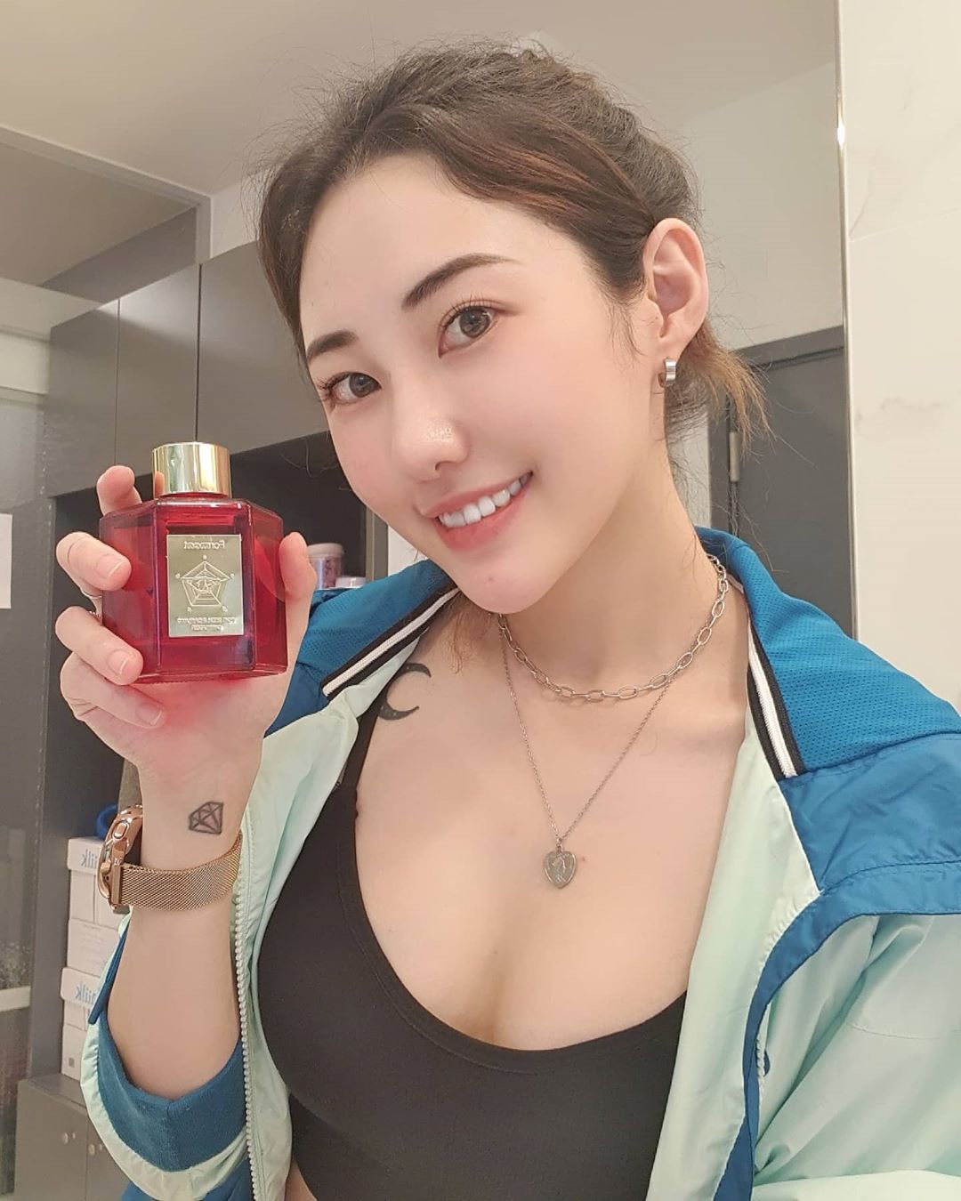 송이(Ｓｏｎｇ Ｅ) on Instagram: “Diffuser_COTTON KISS💋 포장 뜯자마자 나는 따뜻하고 편안한 향기 모야🙊 스틱 꽃기도 전에 향기에 취한ㄷr,,⭐ 케이스는 또 무슨일이야,, 반짝반짝 레드+골드 조
