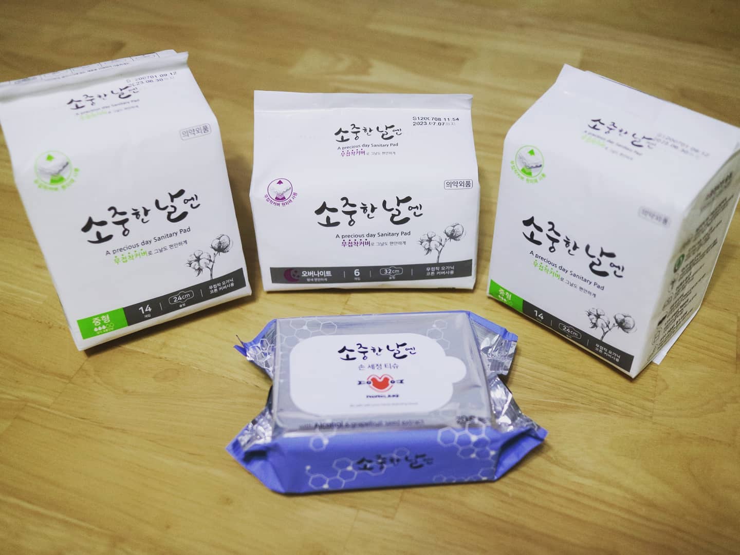 안녕하세요! 메이입니다~

여자라면, 누구나 한번에 한번 겪는 매직데이. 흐흑.. 저도 그날이 다가오고 있어서 불안한데요.

그날만이라도 좀 펴하게 있고 싶은 마음에 국내최초 접착제가 없는 소중한날엔 생리대를 선택해봤어요.

지금  나온 생리대들은 시트 안에 접착제가 다 있습니다. 하지만 국내최초로 접착제 없이
안전하고 건강하게 출시된 생리대랍니다.

그리고 접착제 성분과 화학흡수체가 일체 없어 피부 가려움과 냄새 없는 생리대라 건강하고 편하게 사용할 수 있어요. 

그리고 100%유기농코튼, 국내산 제품으로 믿고 사용할 수 있어요.

#생리대 #국내최초접착제없는생리대 #유기농생리대 #유기농코튼생리대 #안전한생리대 #소중한날엔 #소중한날엔생리대 #모모랜드생리대
#비건생리대 #화학흡수체가없는생리대 #안심생리대 #생리통 #생리냄새 #생리가려움 #아웃 #협찬