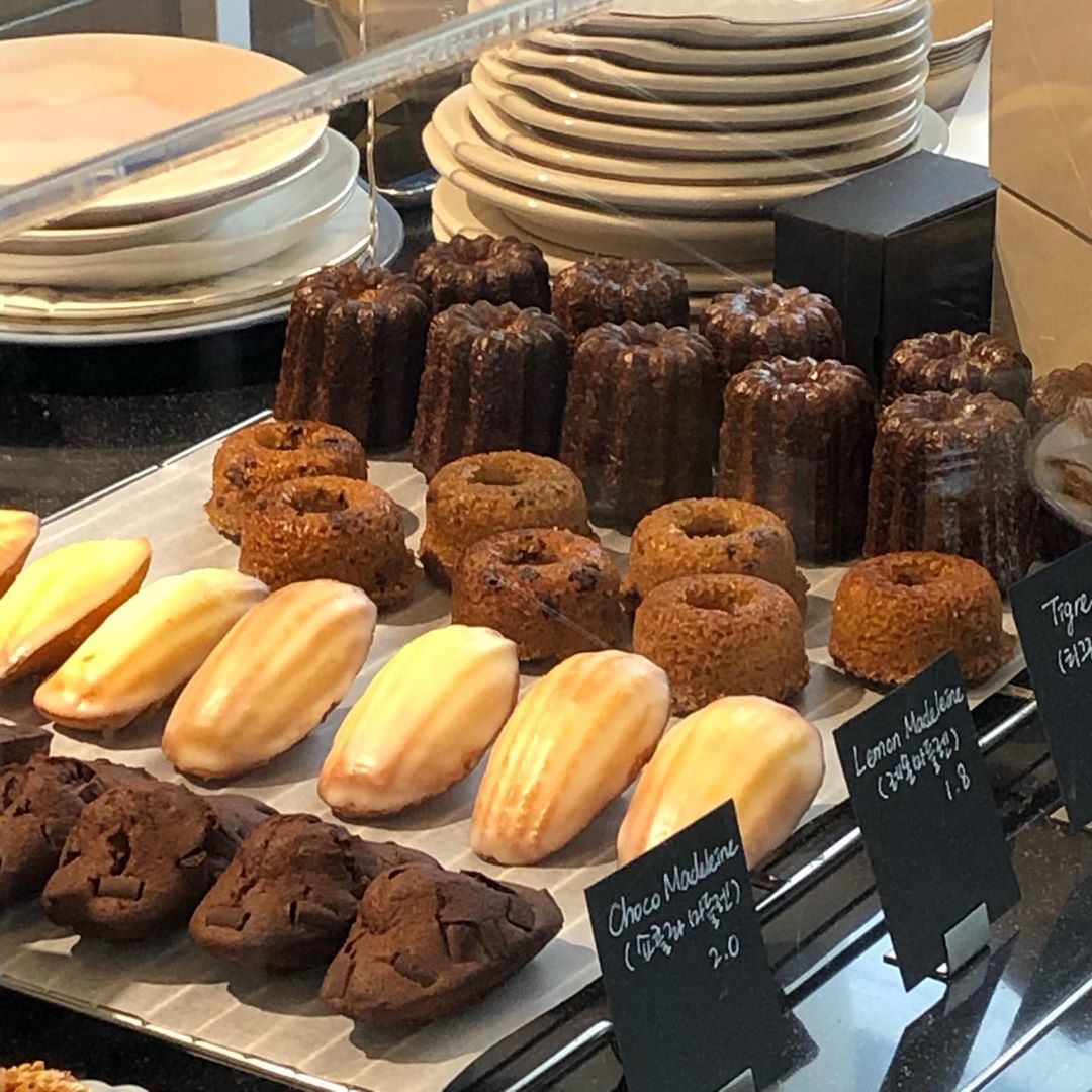 @cafe.goomer on Instagram: “OPEN-🤍 부지런히 구움과자와 케이크 준비했어요! 맛있는 커피와 디저트 즐기러오세요😋 _ 고구마라떼케이크 바나나패션후르츠케이크 베리오렌지케이크🆕 우도땅