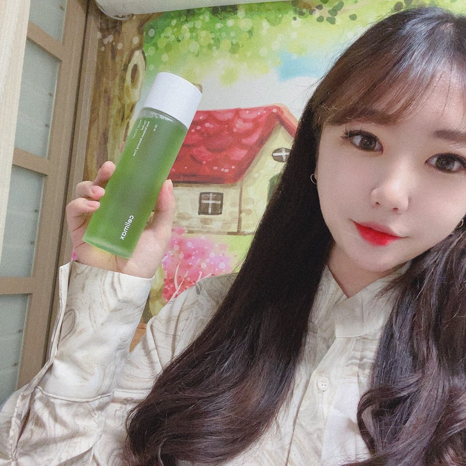 원영 ʕ•ᴥ•ʔ on Instagram: “요즘 피부가 너무 터서 토너 고민됬는데 마침 셀리맥스 토너 ,,ෆ ✔️ 수분보충 ✔️잔여감 없는 깔끔한 흡수 겨울만되면 피부가 트는분께 무조건 추