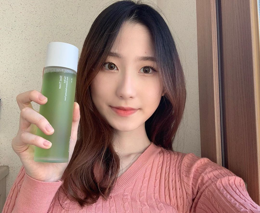 하윤승 on Instagram: “. .✔️.속건조 때문에 얼굴이 슬슬 당기기 시작해서 급하게 꺼내든 셀리맥스 노니 토너! .✔️.토너라 완전 보습은 기대하기 힘들지만 확실히 바르고 안바르