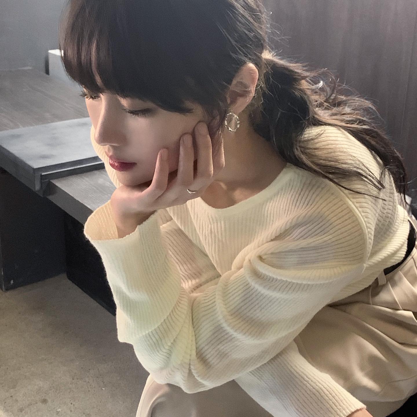 'Simple & Clean' 이라는 디자인 컨셉과 
클래식한 무드를 가진 주얼리 브랜드 
haesoo.l 
.
원래 귀걸이 안 하는 나인데 선물 받아서 오랜만에 착용해보았다. 
입고 온 옷에 바로 착용했는데도 불구하고 잘 어울렸다. 
기본에 충실하면서 정제된 디자인으로, 
세대를 아울러 어떤 스타일이든 이질감이 없는 것 같다. 
그래서 자주 손이 갈 것 같은 주얼리다. 
그리고 엄마에게 선물해도 좋을 것 같다 : )
.
.
.
#협찬 #전문 #브랜드 #해수엘 #HaesooL#실버귀걸이 #실버반지#반지 #OOTD #데일리패션 #코디 #연예인룩 #연예인협찬