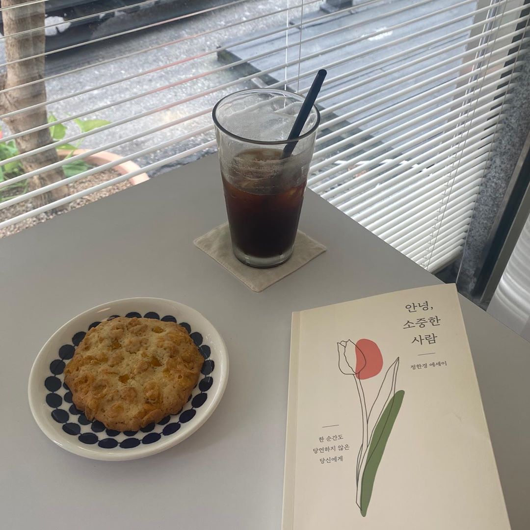 @me._.beforeyou posted on Instagram: “⠀ 감정의 여운은 오래 남아 책을 덮고도 한참을 생각하게 만든다.