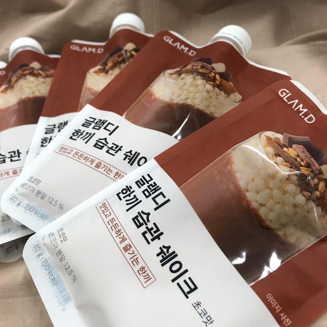 연이 on Instagram: “#제품협찬광고 맛있고 든든하게 즐기는 한끼🥛 . . GLAM.D LIGHT MEAL SHAKE CHOCOLATE FLAVOR🍫 . . 물과 함께 간편하게 풍부한 영양✨ . . . 글램디 한끼 습관 쉐이크는 다이어