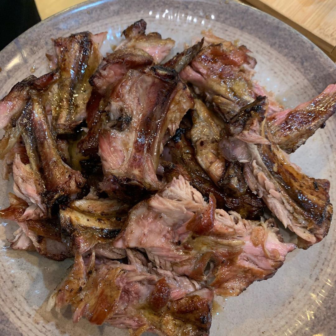 먹스타그램🐷 on Instagram: “무엇보다 바베큐는 숯에 구워먹어야 제대로! 👍 먼저 초벌 해서 와서 ᄆ