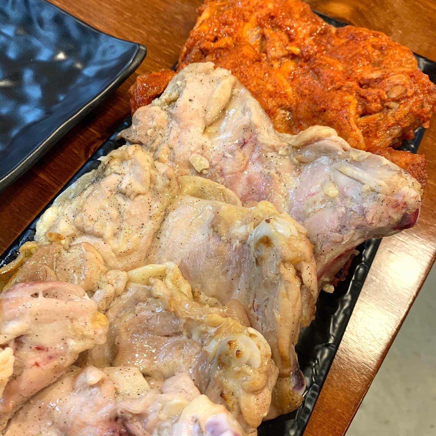 #협찬 #한근숯불닭갈비
⠀
추석연휴의 시작과 끝은 닭갈비로💗
어쩌다보니 연휴 시작일에도 닭갈비, 마지막 날에도 닭갈비를👍🏻
⠀
매콤 / 간장 / 소금 세가지 종류의 닭갈비가 있었는데 전부 먹어보고 싶어서 1인분씩 주문해서 먹었어요
개인적으로 고기 + 숯불 조합은 믿고 먹는데 역시나 숯불향이 더해져서 야들야들 부드럽고 진짜 JMT ㅠㅠ😭
뼈 부분은 쉽게 안익어서 오래 둬야 하는 반면에 살코기 부분은 타지 않게 자주 뒤집어 주어야 한다구 해요!!
사장님과 직원분들께서 타지 않게 잘 뒤집어주셔서 맛있게 배부르게 식사👏🏻
⠀
여기 방문하면 막국수는 무조건....! 막국수에 이것저것 채소들도 있는데 시원한 면이랑 양념이랑 잘 어울리고 닭갈비 한 점 막국수 한입 같이 먹어야 해요 ㅠㅠ 강추👍🏻
안주류인데 술 없이 그냥 먹어도 맛있었던 치즈감자전.. 바삭하게 구워진 감자전 속에 치즈 주우욱 늘어나는 게 킬포✨
⠀
닭갈비에 평범하게 공기밥을 먹으려 했는데 양은도시락으로 나오는 김치볶음밥 그림 보고 홀리듯이 주문했어요 ㅋㅋㅋㅋ
양은도시락은 당연히 쉐킷shake it 흔들어 먹어야 진짜 맛있는 거 아시죠?!!
미리 섞여서 나오는 곳도 많은데 확인도 안하고 받자마자 무작정 흔들어 먹었어요ㅎㅎ 추억의 양은도시락..!🥳
마지막으로 서비스로 주신 도토리묵까지 맛있게 냠냠😋
⠀
새로 오픈해서 내부도 깔끔하구 무엇보다 다들 친절하셔서 너무너무 기분 좋게 먹구 왔어요
맛도 중요하지만 서비스는 더 중요하잖아요?!
오픈한 지 얼마 안 됐는데 사람들로 북적북적한 이유가 있는 듯!!!💖
⠀
hanguendakgalbi 
<한근숯불닭갈비>
- 한근숯불닭갈비(2인) : ₩22,000
- 반근숯불닭갈비 : ₩12,000
- 쟁반잣막국수 : ₩6,000
- 치즈감자전 : ₩8,000
- 도토리묵 : ₩6,000
- 김치볶음밥도시락 : ₩3,000
⠀