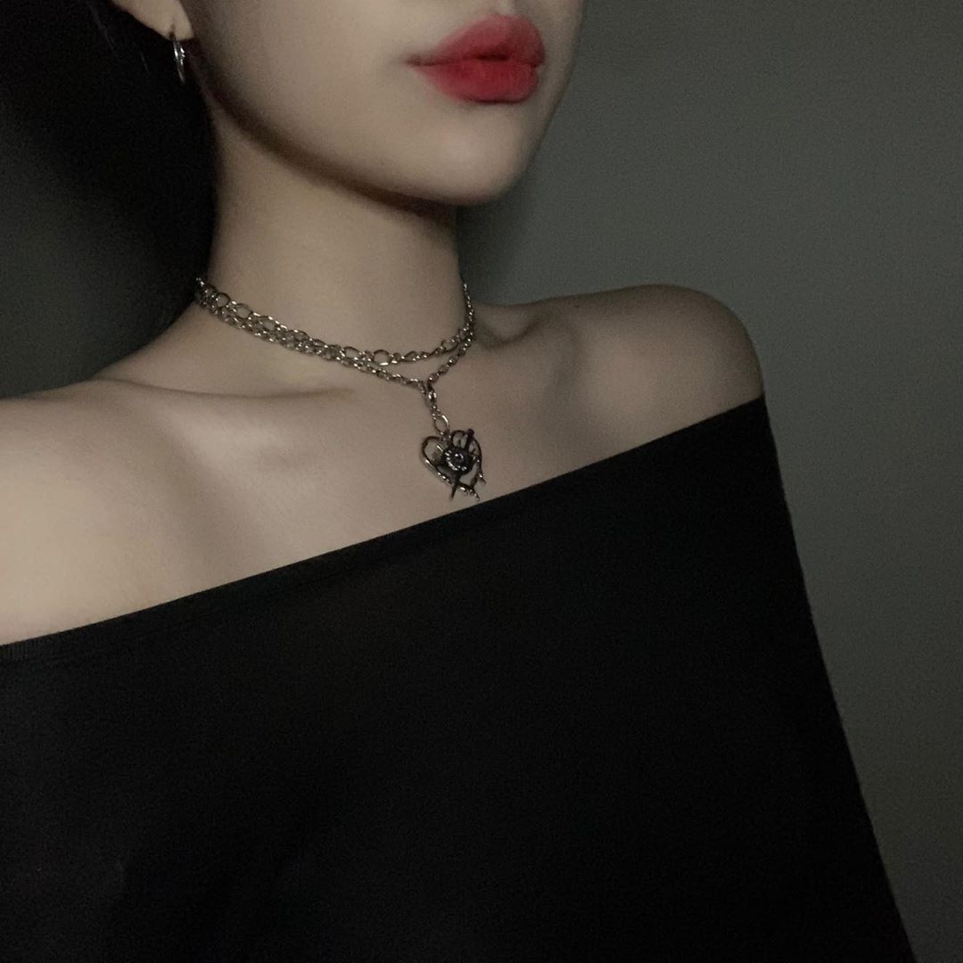 정지원 173.6 on Instagram: “여자친구 은하님이 착용한 몽환적인 목걸이 넘 예쁘지 않나요...