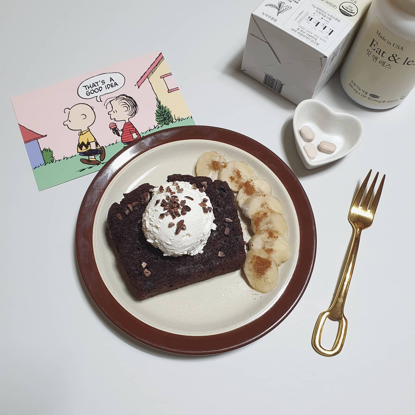 #협찬 2020.10.12 #히링_모닝
#빵모닝 #요거모닝
🖤#찌니빵공장 #초코파운드 🍫
🖤#요그앤오트 그릭요거트
🖤얼바½ +시나몬~
.
.
다들 꿀연휴 잘 보내셨나요?♡
푹쉬고나서인지 더더더 출근하기 싫은 월요일이네요😭
이럴때는 맛있는 아침으로 텐션 올려주기😁
아끼느라 못먹고 있던 찌니초코파운드 완전 속세의맛이에요😍
그릭이랑 먹으니까 조합 진짜 미쳤구요😆
초코바나나 조합으로 먹고싶어서 바나나도 살짝쿵❤
다이어터지만 빵만큼은 포기못하는 빵순이는
파이토뉴트리에서 보내주신 #잇앤레스 로 지방축적을 방어해봅니닷🤣
저 요즘 중드에 완전 푹빠져버렸어요
연휴동안 중국판 꽃보다남자보느라 완전 밤샜다는🥱
자막보기 귀찮아서 미드도 잘 안보는데 중드에 빠질줄이야...
빨리 퇴근하고 보던거 빨리 마저 보고싶어요ㅋㅋㅋㅋ
텐션 올리기 성공한듯😁 다들 맛도리 아침드시구 월요팅하세용💕💕