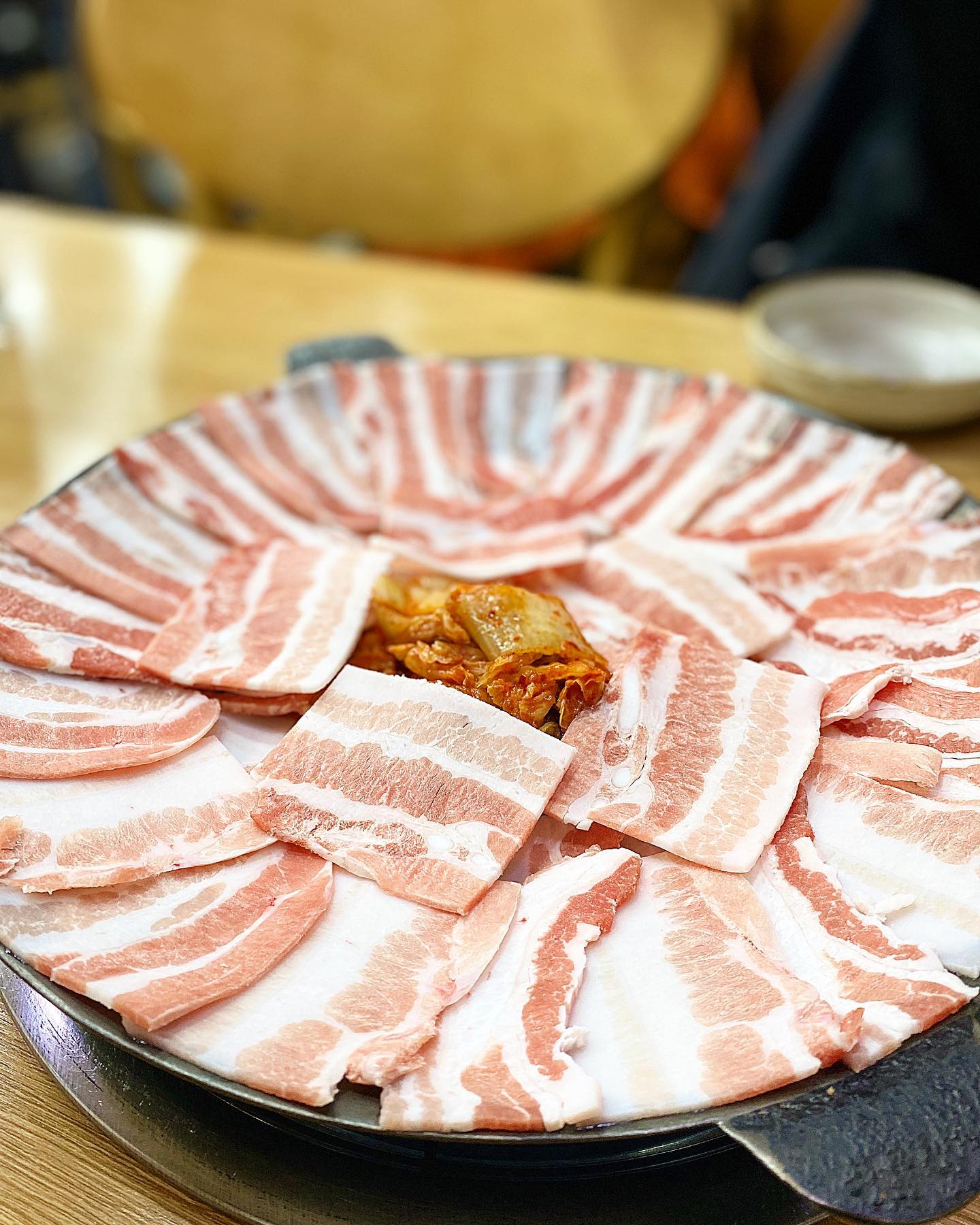 #돌희_서울
잠실 장수식당
⠀
허영만의 백반기행에 나온 장수식당 다녀왔서요 🤍
⠀
김치삼겹은 가운데 김치가 있었고 네모난 삼겹살이 꽃잎처럼 있었서요 ,, 어느 정도 익었으면 이모님이 오셔서 야채를 더 넣어서 직접 구워주십니당 ,, 기름이 진 - 짜 많이 튀기 때문에 앞치마는 필수에여
⠀
돼지기름에 마늘을 넣어서 구워 먹으면 더 맛있서요 ,, 다 먹고 볶음밥도 잊지 않고 먹었답니당 ,,
⠀
이모님들도 정말 너무 친절하셨고 반찬으로 떡볶이가 나왔는데 어렸을 때 학교 앞에서 먹었던 떡볶이 맛이여서 더 행복하게 먹었서요
⠀
뭔가 허영만의 백반기행에 나온 종로 쪽에 위치한 백반집들은 도장깨기처럼 하나씩 다 가보고싶어요 ,,