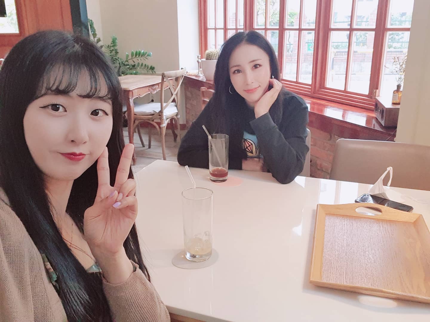 ⠀
⠀
언니가 없는 내게⠀
친언니같은 완.소.언❤⠀
⠀
⠀
#데일리 #일상  #점심 #데이트 #울산 #카페 #서월커피 #cafe #커피 #둘이서 #출근전 #예쁘다그램 #selfie #selca #셀피 #셀카 #얼스타그램 #팔로우 #인친 #좋반 #첫줄 #소통 #투샷 #직장동료에서 #언니동생 #인연 #영원하자 #❤