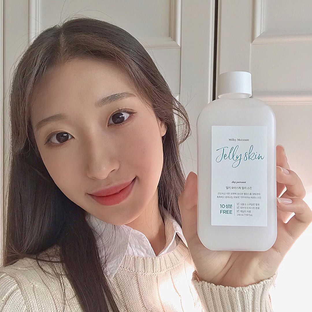 이유정 𝚝𝚠𝚎𝚗𝚝𝚢 on Instagram: “💡 [데이퍼센트] 밀키 모이스쳐 젤리 스킨 ✨상품구매는 "커밋스토어"에서 할 수 있어요✨ 계절 변화로 건조해진 피부에 진정과 보습 효과