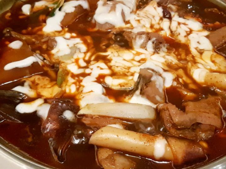 윤누의 먹스타그램❤ on Instagram: “어제 다녀온 흥부찜닭 임미다,,동역사역 11번 출구 바로 앞에있는 건물 8층이에오! 치즈찜닭으로 땋 시켜먹었어요,, 찜닭도사랑 치즈도 사랑..❤ 요새 너무