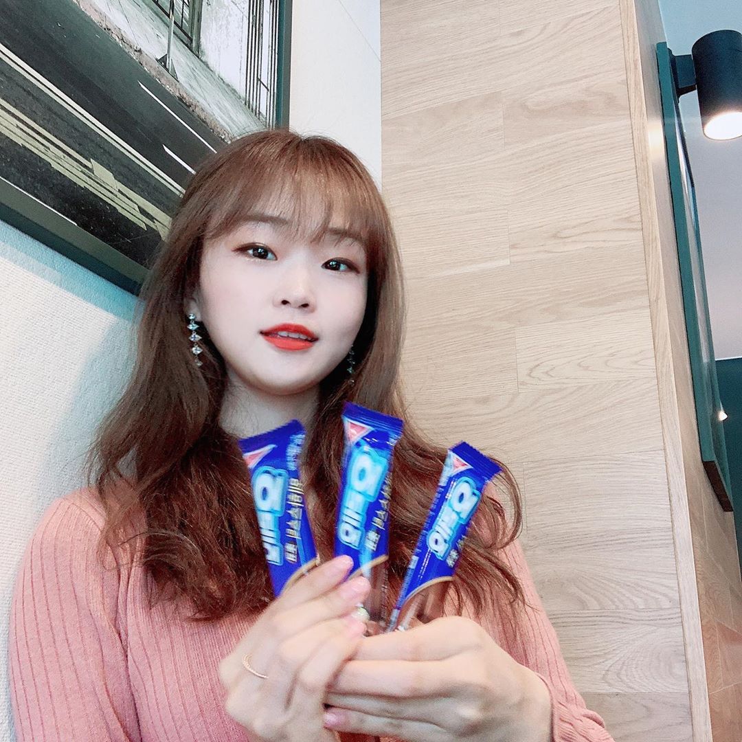 𝓎𝑜𝑜𝓂ღ on Instagram: “여러분 제가 들고 있는게 뭘까용? ! ? ! . . . #신상과자 #오레오웨하스스틱 이 새롭게 출시되었어요 ! 💕 초코, 화이트 여러분의 선택은 무엇인가요??? 오레오+웨하