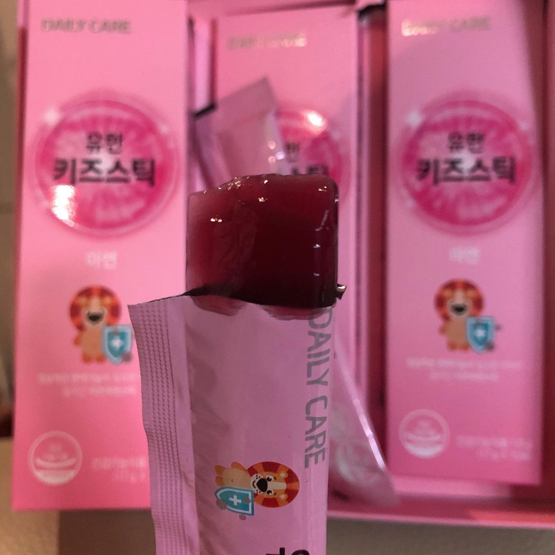 서린 on Instagram: “🍇유한키즈스틱🍇 . 🍇젤리 타입의 블루베리맛 스틱 🍇정상적인 면역기능 필수성분 아연이 들어감 🍇정제백설탕 대신…”