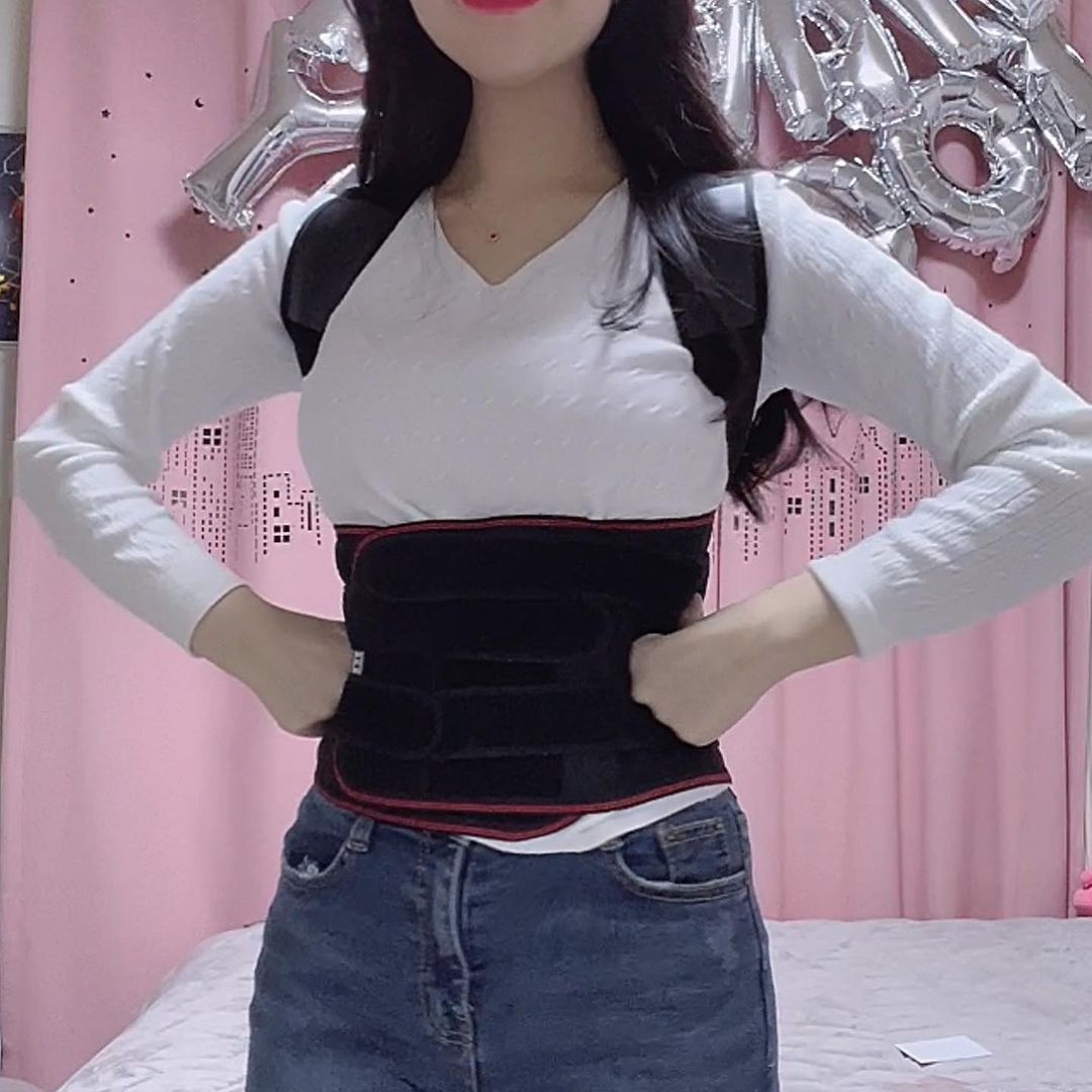  “#협찬 요즘 학원에서 앉아서만 일하다보니, 거북목도 라운드 숄더도 🥲 가방처럼 쉽게 착용하는 한 #힐로스밴드 🖤 . 허리아프고 자세가 구부정할 때 쓰기 딱 좋아요!! 일어서 있을 때도 앉아 있을 때도 구부림 없이 쭉 펴지니까🙌 불편할 줄 알았는데…”
