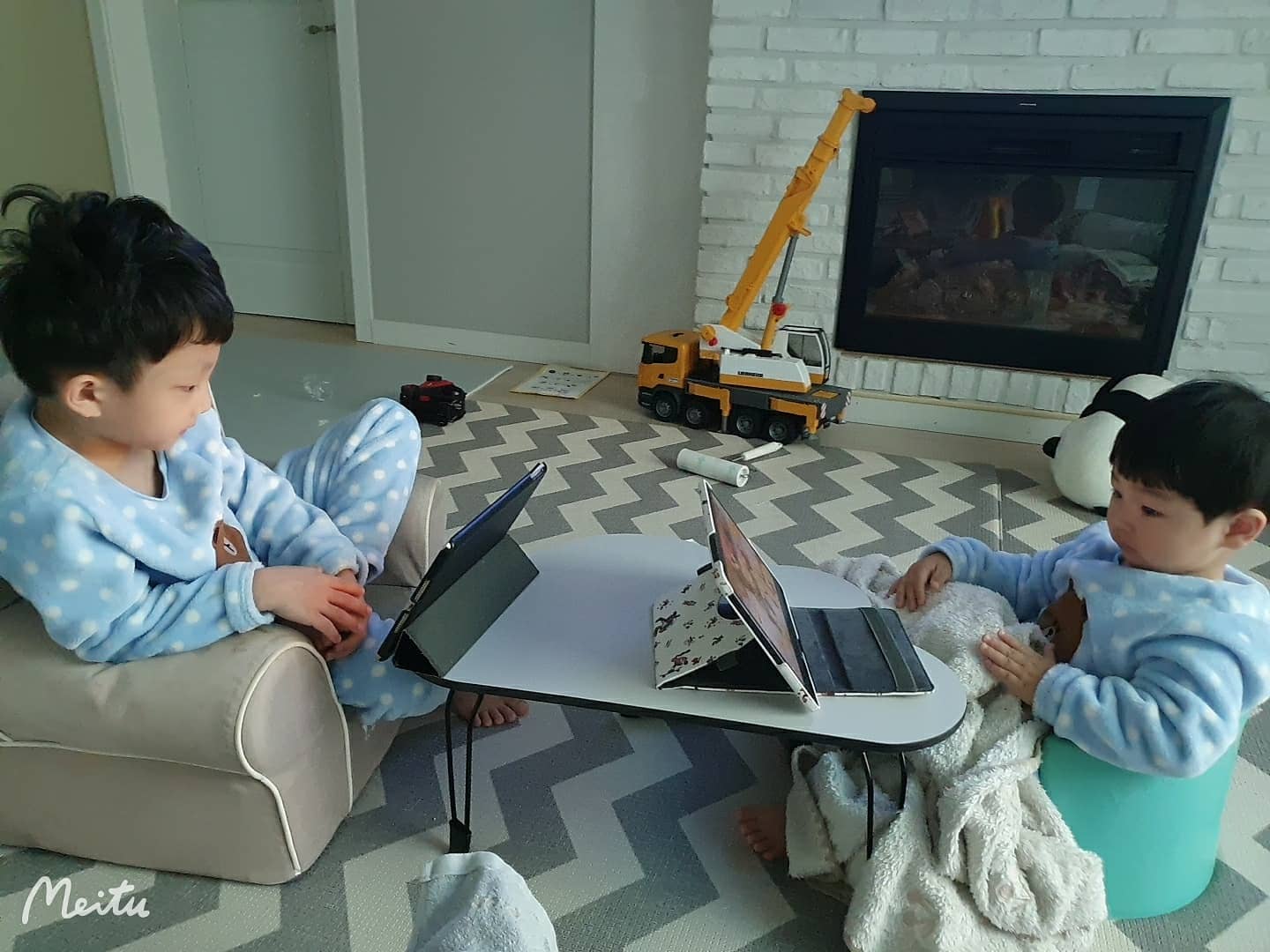 .
#근황
이게 머선...꼴...
새해가되던말던...이건머😰
코로나때메 집콕만 하구있으니...
이런 모습으로 대부분의 시간이 흐르고ㅜ
저거아니믄 온집안 난리법석 
남자애들은 노는게 진짜 진심인편...
준이가 좀커서 둘이 뒹굴면서 
싸움놀이까지 하심...
소리지르다지르다 
결국또 패드행ㅋㅋㅋㅋㅋ
한놈데꾸 놀아주믄 한놈이난리 
한놈데꾸 공부하믄 또 다른놈이난리
패드 핸드폰....안보여주며
진짜 노력했었는데 그냥물거품되버림..
저만그릉거아니죠??
하~~ 죄책감ㅜㅜ😔😔
#요즘애들
#코로나일상
#사내녀석들
#아들둘육아
#집콕모드