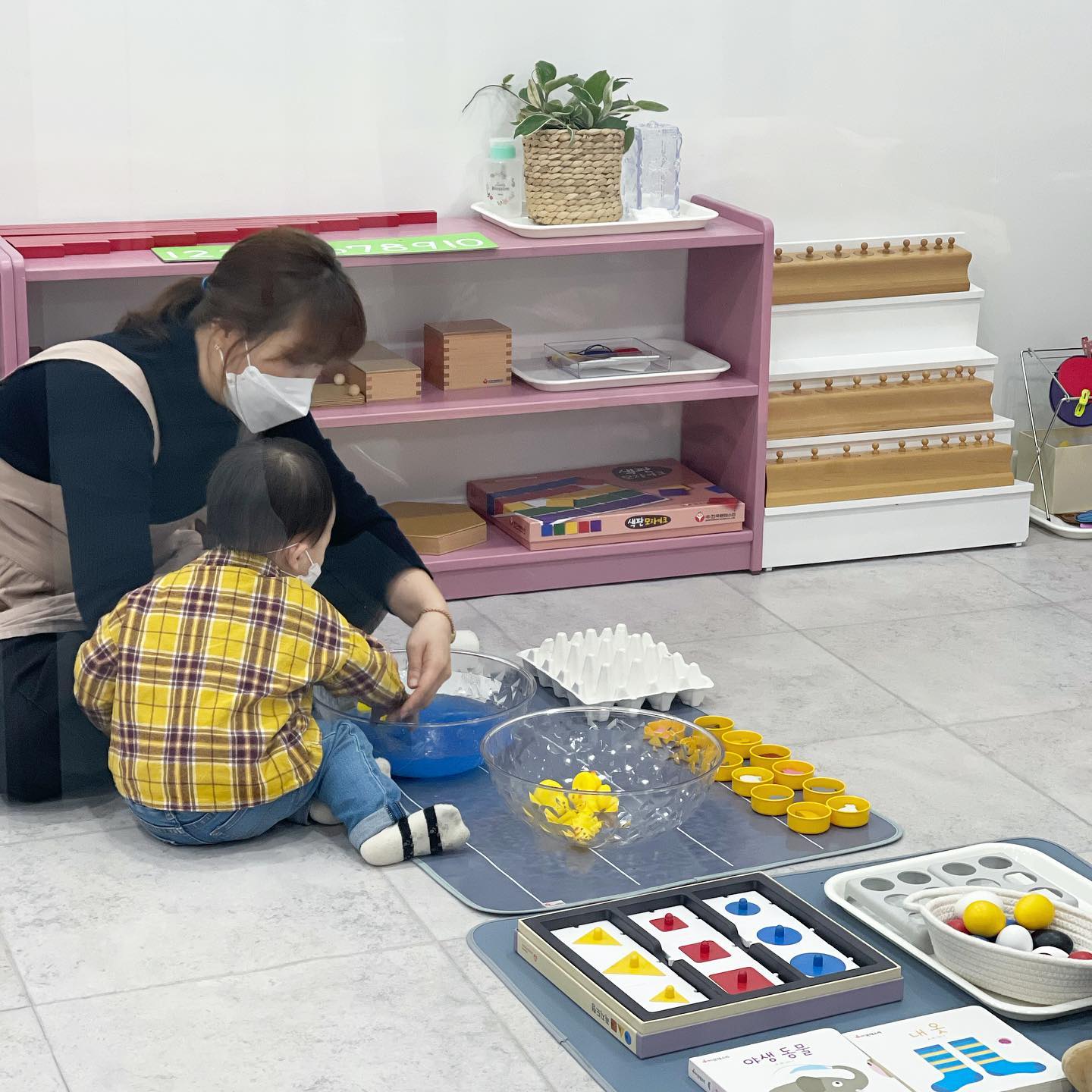 __
__ 자기애가 형성되고 있는 시기인 아들램
__ 말은 안되고 하고 싶은 대로 안되니 
__ 요즘 완전 떼쟁이에 징징이
__ 오늘 몬테 수업도중 물감놀이할때 
__ 손바닥에 물감짜니 닦으라고 난리쳤다는
__ ㅋㅋㅋㅋㅋㅋㅋㅋㅋㅋㅋㅋㅋㅋ🤦🏻‍♀️

__#넘어져도 바닥 안 짚고 일어날 때 알아봤다