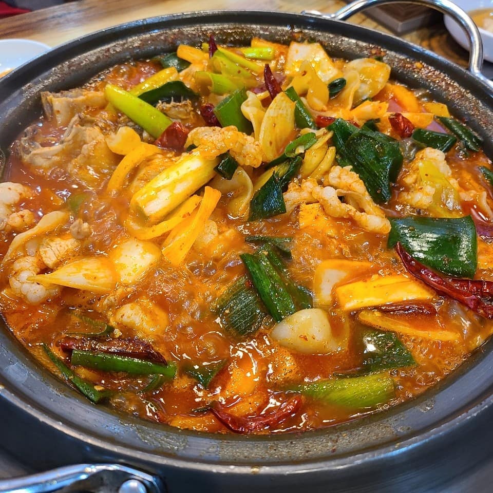 N행시
세종시 조치원읍 서창리 제주소고기해장국&곱도리탕 곱도리탕

곱 곱게 키우려고
도 도미노피자 시켜줬는데
리 이놈이
탕 탕수육도 시켜달라네

#N행시 #저녁식사 #세종맛집 #조치원읍맛집 #곱도리탕맛집 #해장국맛집 #퇴근 #곱도리탕 #닭도리탕시켰는데 #실수로 #곱도리탕주신건 #안비밀