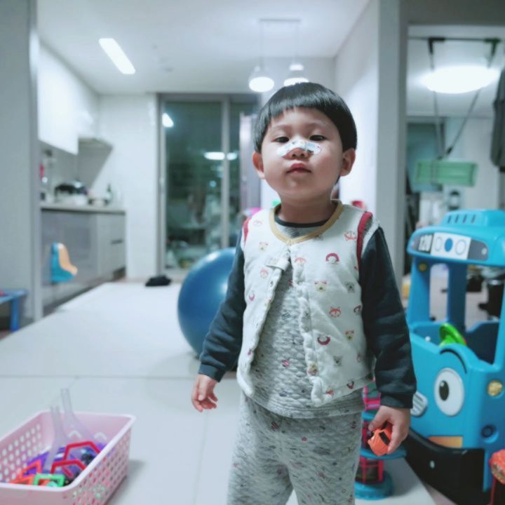 #협찬

아이를 키우는 엄마들의 필수품 밴드.
범이 군의 넘치는 에너지를 소모하느라 뛰어다니다 보면 언제 다쳤는지도 모르는 상처가 생기곤 한답니다.🤣

그럴 때마다 비판텐을 바르고 밴드를 붙여주곤 하는데요, 아이 피부에 직접 닿는 밴드라 선택을 신중하게 할 필요가 있죠.😄

볼베어밴드는 재질이 부드럽고 통기구멍이 있어 피부 호흡을 원활하게 해주고 폴리에틸렌망이 부착되어 상처에 달라붙지 않아 떼어낼 때 아프지 않답니다.👍

귀여운 볼베어 캐릭터들이 그려져 있어 범이 군이 장난감으로 가지고 놀기도 하네요.
자동차가 다쳤다고 밴드를 붙여주는 배려심 깊은 아이😍

지금처럼 건강하고 예쁘게 자라렴
엄마, 아빠가 지켜줄게💕💕💕

#볼베어밴드 #캐릭터밴드 #볼베어파크 #볼베어캐릭터 #육아템 #어린이집선물 #아이선물 #육아는템빨 #유치원선물 #디스토어스 #dstores