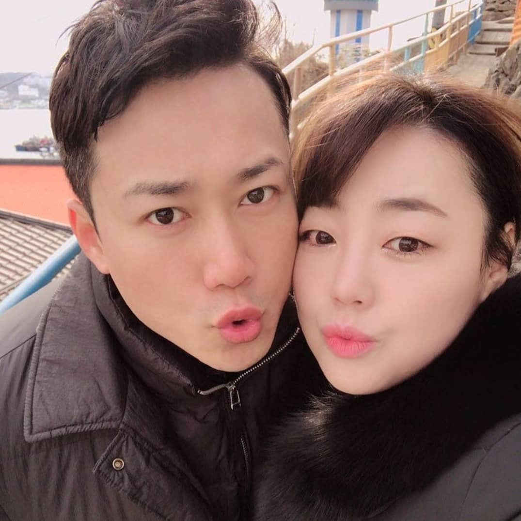 오늘의 이벤트 [결혼기념일]
.
.
다들 새해 복 많이 받으세요!!!♡♡♡
.
저는 지금 '지옥행 입덧열차 꼬리칸'에 타고 있어서
반실신상태의 미취게이형태도 눕방중입니다.
.
상태가 좋지못해 새해인사도 소식도 따로 전하지못했어요. 맞습니다. 저희에게 새로운 가족이 생깁니다~^^~ 아빠를 꼭 닮기를(외모만.ㅋ)
.
미역국 끓여주고 반찬도 만들어주고 맨날 딸기사다주고 꽃다발도 사오고 운전기사해줘서 고맙고 사랑해요♡♡♡
.
앞으로 우리가족 더 햄볶으며 살아요~