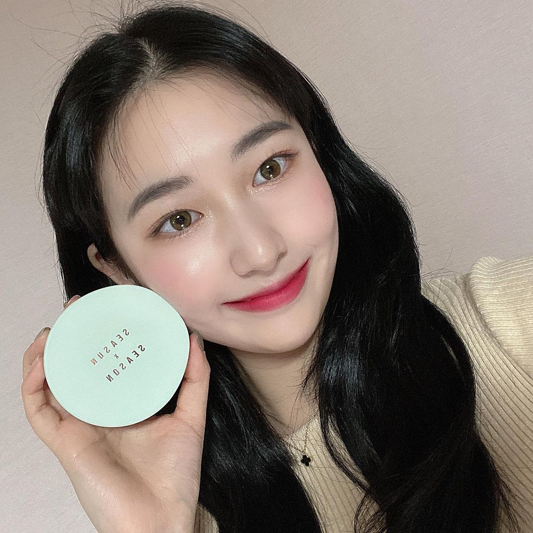  “@seasonby_official #시즌바이시즌솜털쿠션 💚 - 시즌바이시즌에서 출시한 #솜털쿠션 을 사용해 봤어요😊 이름처럼 발림성이 정말 가볍고 촉촉해서 좋았어요. 촉촉해서 커버력이 약할 줄 알았는데 커버력도 완전 좋았어요👍🏻 발림성이 가벼워서…”