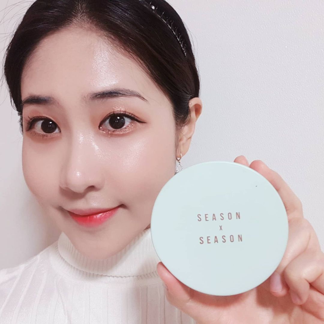 “#협찬 🤍시즌바이시즌 솜털쿠션 (SEASON X SEASON)🤍 안녕하세요~ 쿠션 리뷰 해볼게요~! 👉[시즌바이시즌] 브랜드 소개 ▪️와디즈에서 첫 런칭 1112% 펀딩률 달성한 브랜드 ▪️사계절 맞춤 메이크업 브랜드 ▪️시즌별로 제품을 생산하며…”