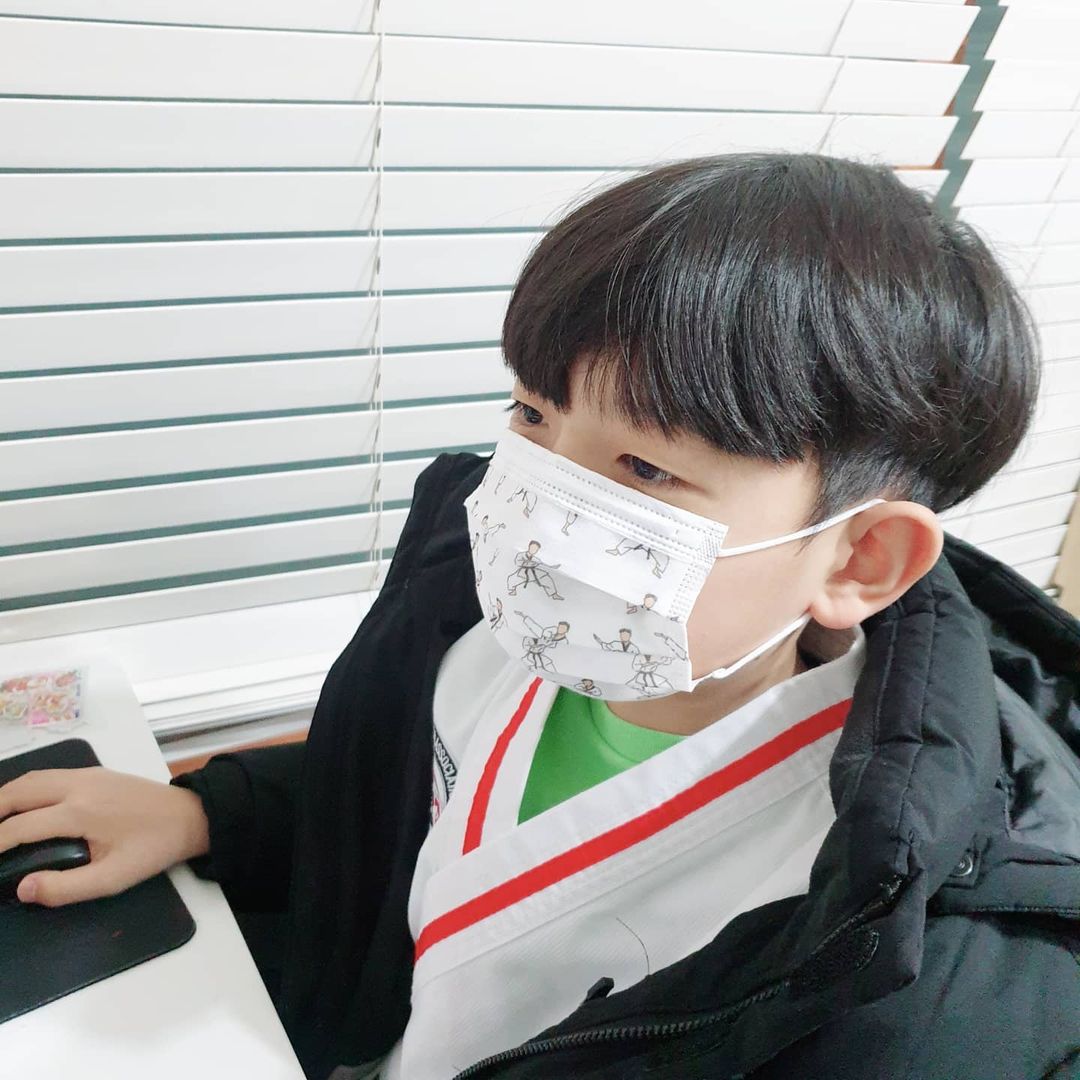  “#협찬 100%국내산 자재를 사용한 국내산 목화솜필터의 디자인마스크에요~ 요즘 진짜 너무너무 잘쓰고있어요~ 국내산 목화솜으로 만들어서 그런지 도톰하면서도 피부에 닿는 느낌이 좋아요~ 오랜시간 써도 냄새가 안나서 좋았어요~ 귀아픔도 없구 편해서…”